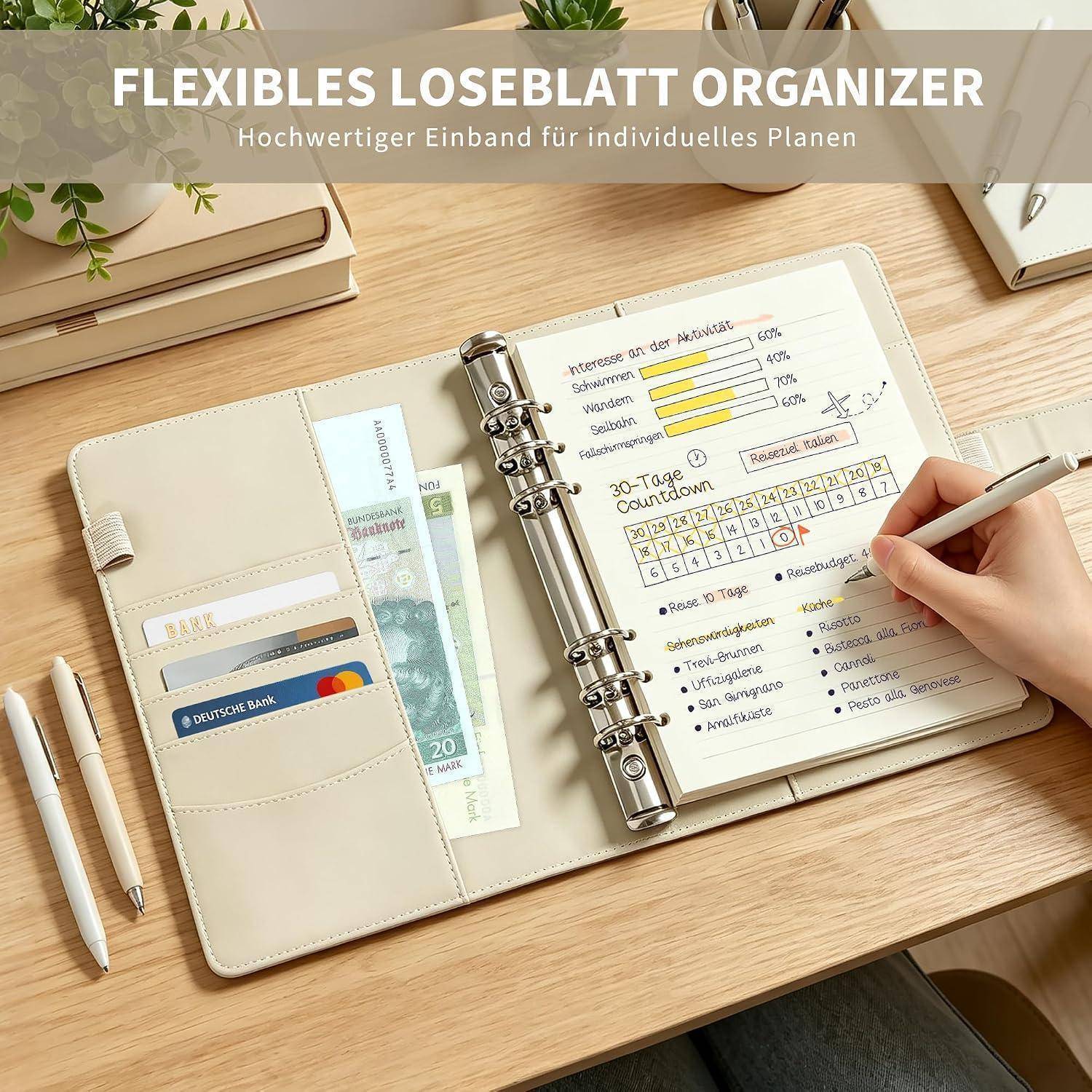 Offener Ringplaner auf einem Schreibtisch mit Stift in der Hand, zeigt eine Seite mit Monatsplan und Kartenfächern; Banner zeigt 'FLEXIBLES LOSEBLATT ORGANIZER'.