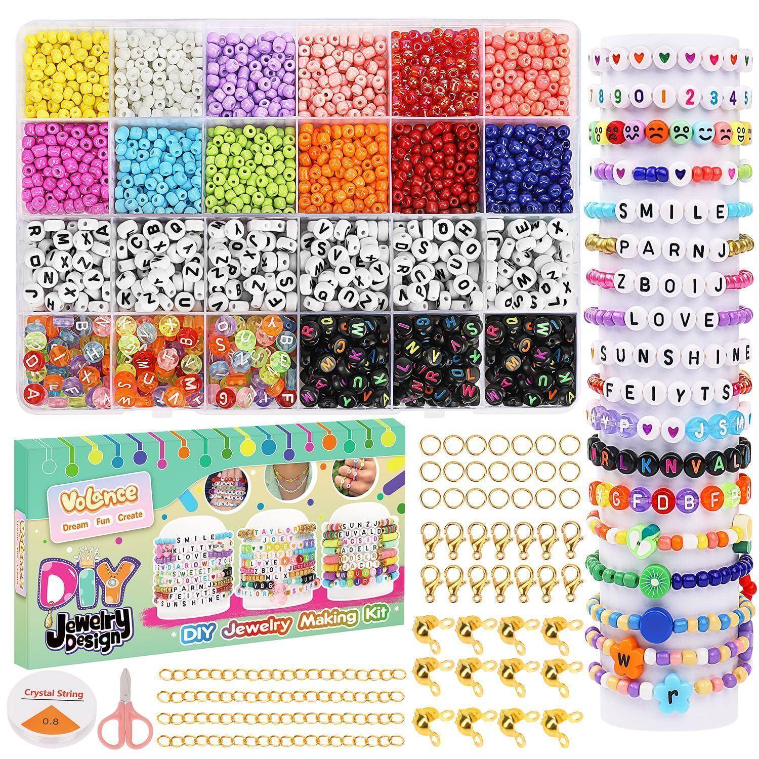 DIY-Schmuckherstellungsset mit farbigen Perlen, Buchstabenperlen, Anhängern, elastischem Schnur, Verschlüssen, Schere und einer Beispiel-Stapelarmbandanzeige.