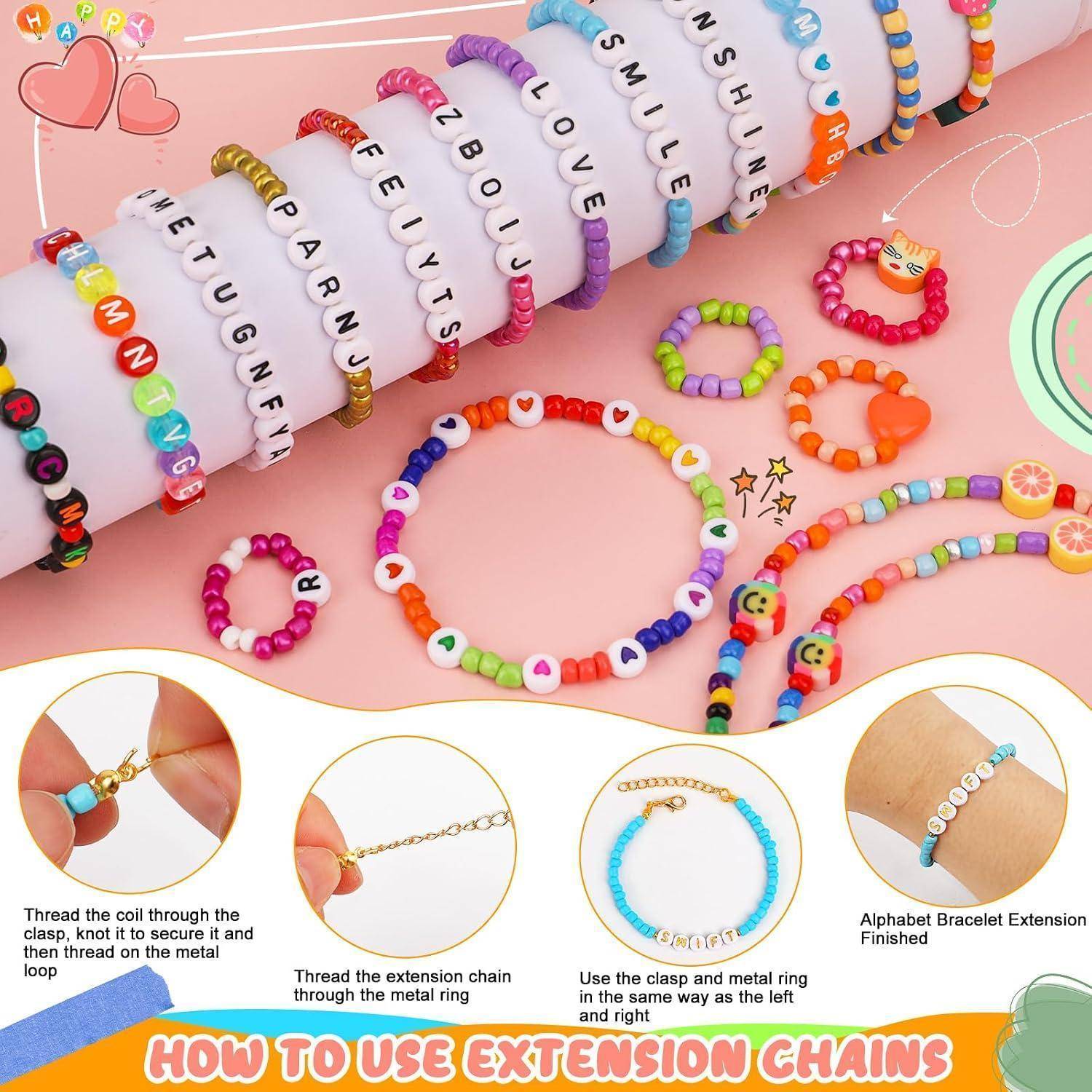 Bebildertes Anleitung zeigt, wie man Verlängerungsketten verwendet, um Charm-Armbänder mit Perlen zu befestigen, mit Schritt-für-Schritt-Nahaufnahmen und einem Beispiel eines fertigen Armbands.