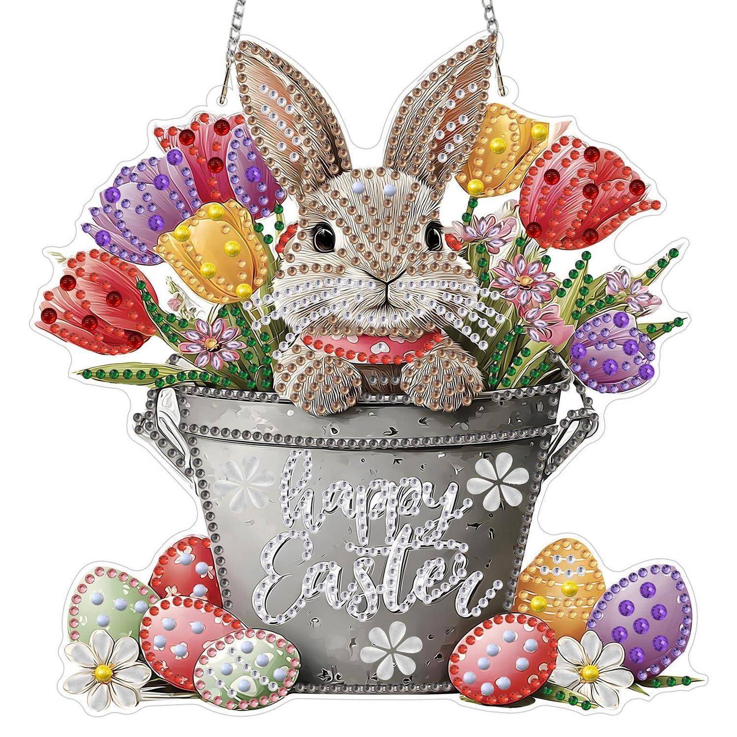 Dekorativer Osterkorb mit einem juwelenbesetzten Hasen, bunten Blumen und gemusterten Eiern auf einem grauen Eimer mit der Aufschrift „Happy Easter