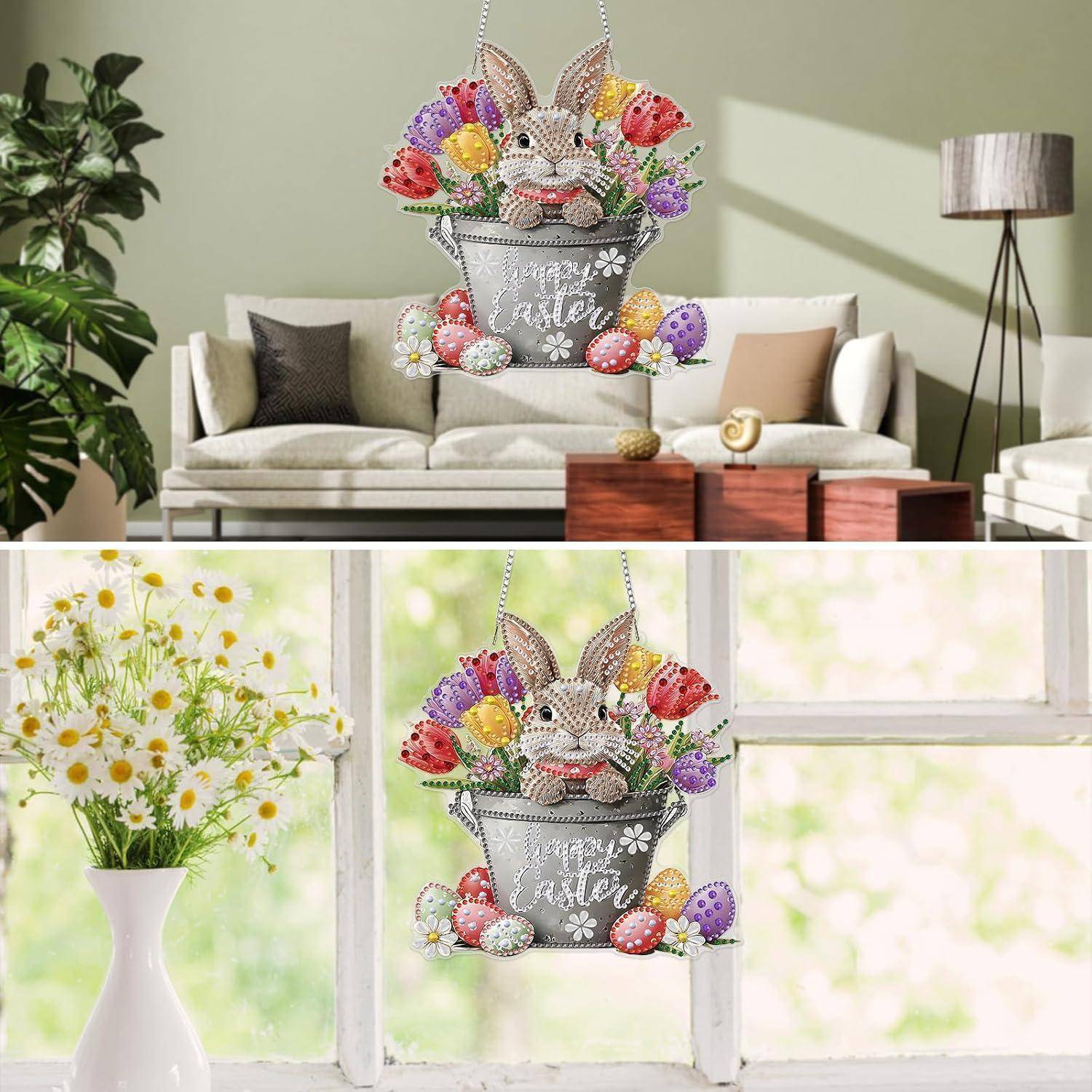 Ein perlenbestickter Osterhase in einem Blumentopf als Hängeornament, dekoriert mit farbenfrohen Eiern und Blumen, drinnen und an einem hellen Fenster ausgestellt.