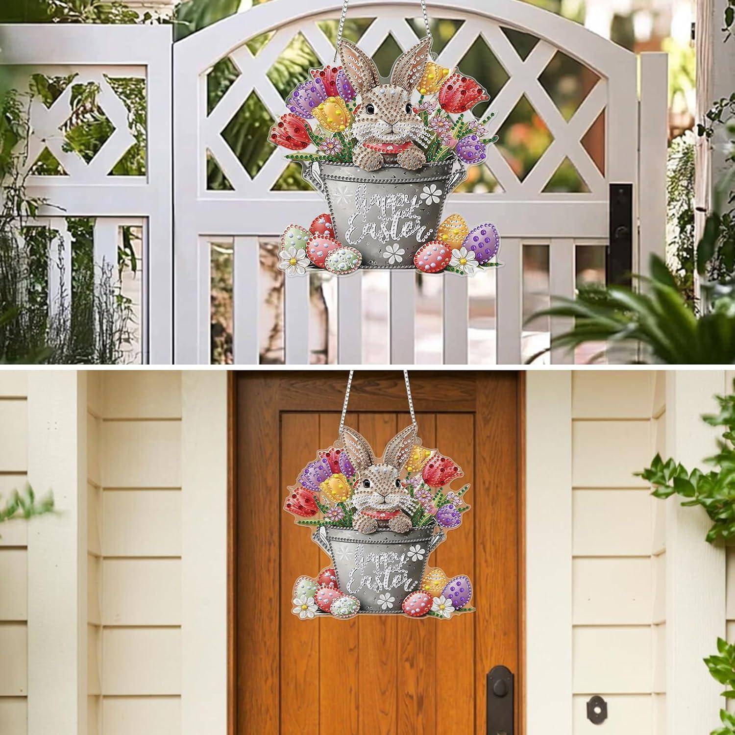 Dekoratives Oster-Hängeschild mit einem Hasen in einem Blumentopf, bunten Eiern und Blumen, angebracht an einem Vorgartentür und Haustür.