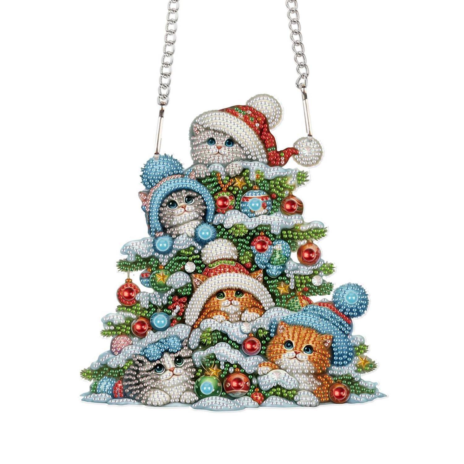 Katzenshaped Weihnachtsornament mit fünf geschmückten Katzenbaby-Gesichtern, die aus einem dekorierten Baum hervorlugen, aufgehängt an einer Kette.