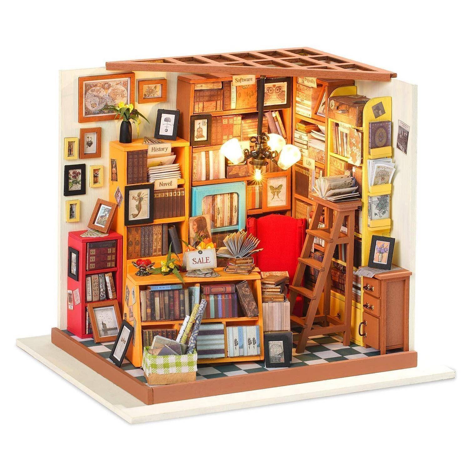 Miniatur-Buchladen-Diorama mit Bücherregalen, Bilderrahmen, einer Leiter und einem „SALE