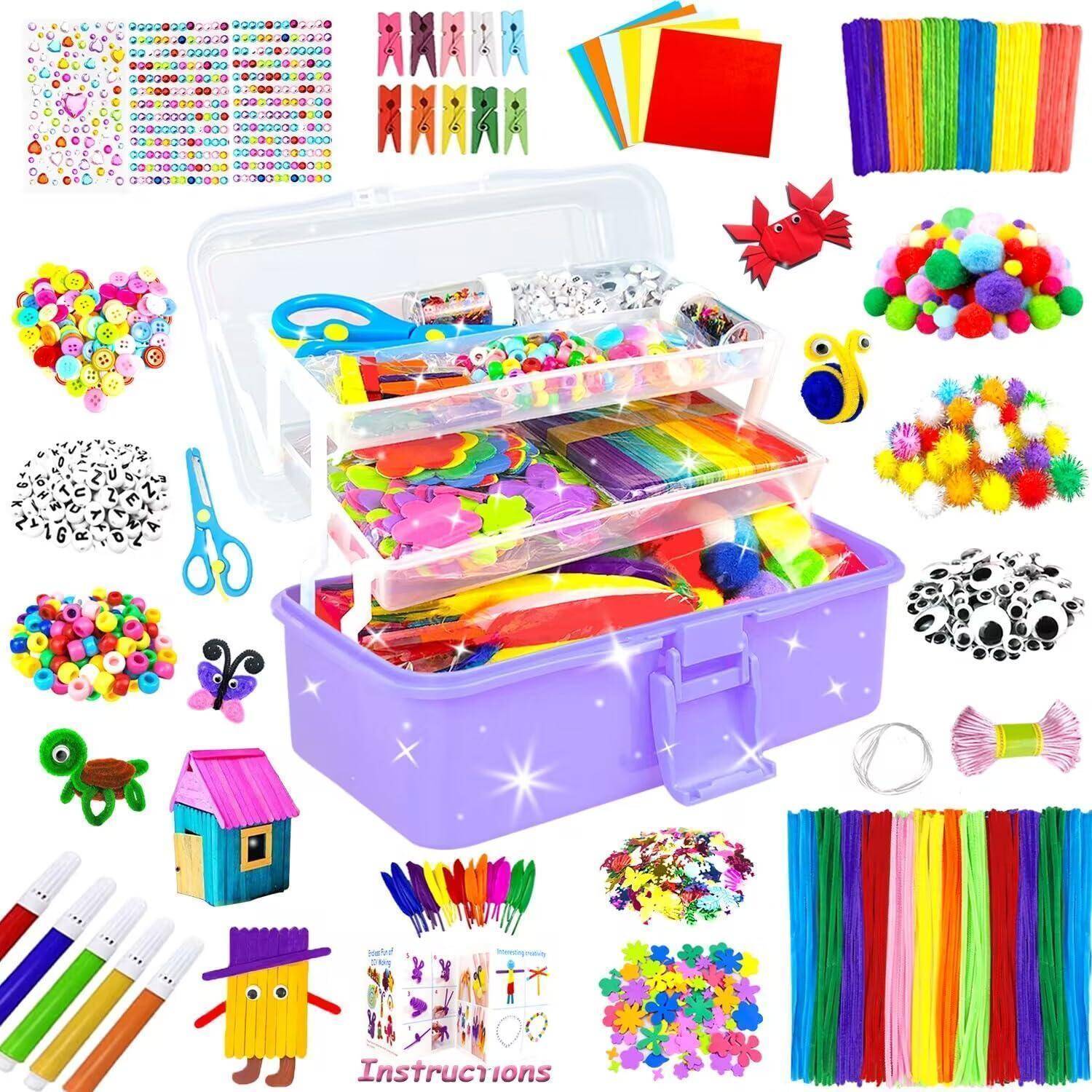 Sortiertes buntes Bastelset in einer durchsichtigen violetten Aufbewahrungsbox mit Pompons, Pfeifenreinigern, Perlen, Clips, Markern, Schere und Anleitung.