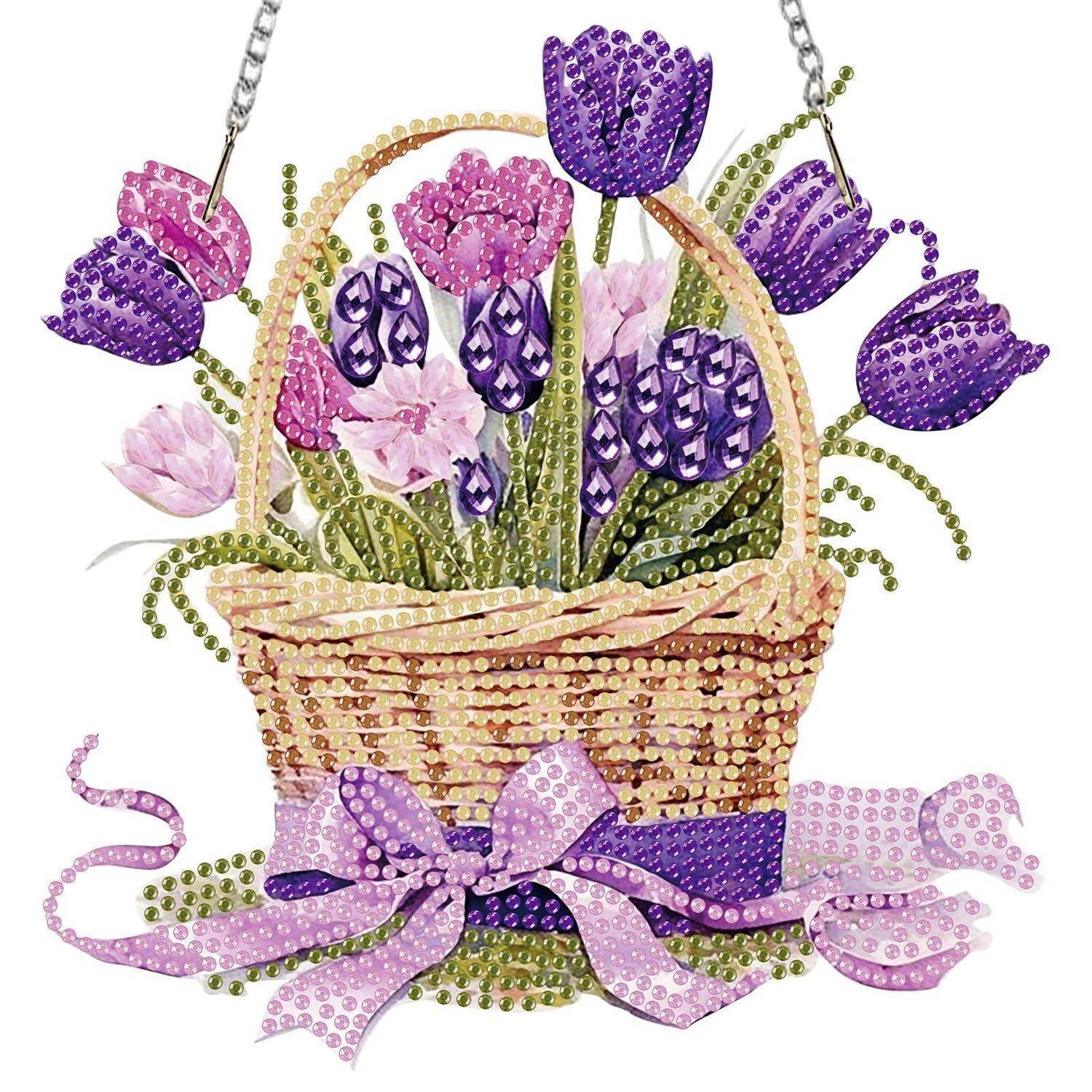 Dekorativer Korb mit lila und rosa Tulpen mit einem Lavendelband, dargestellt als eine Perlenstick-Illustration auf weißem Hintergrund.