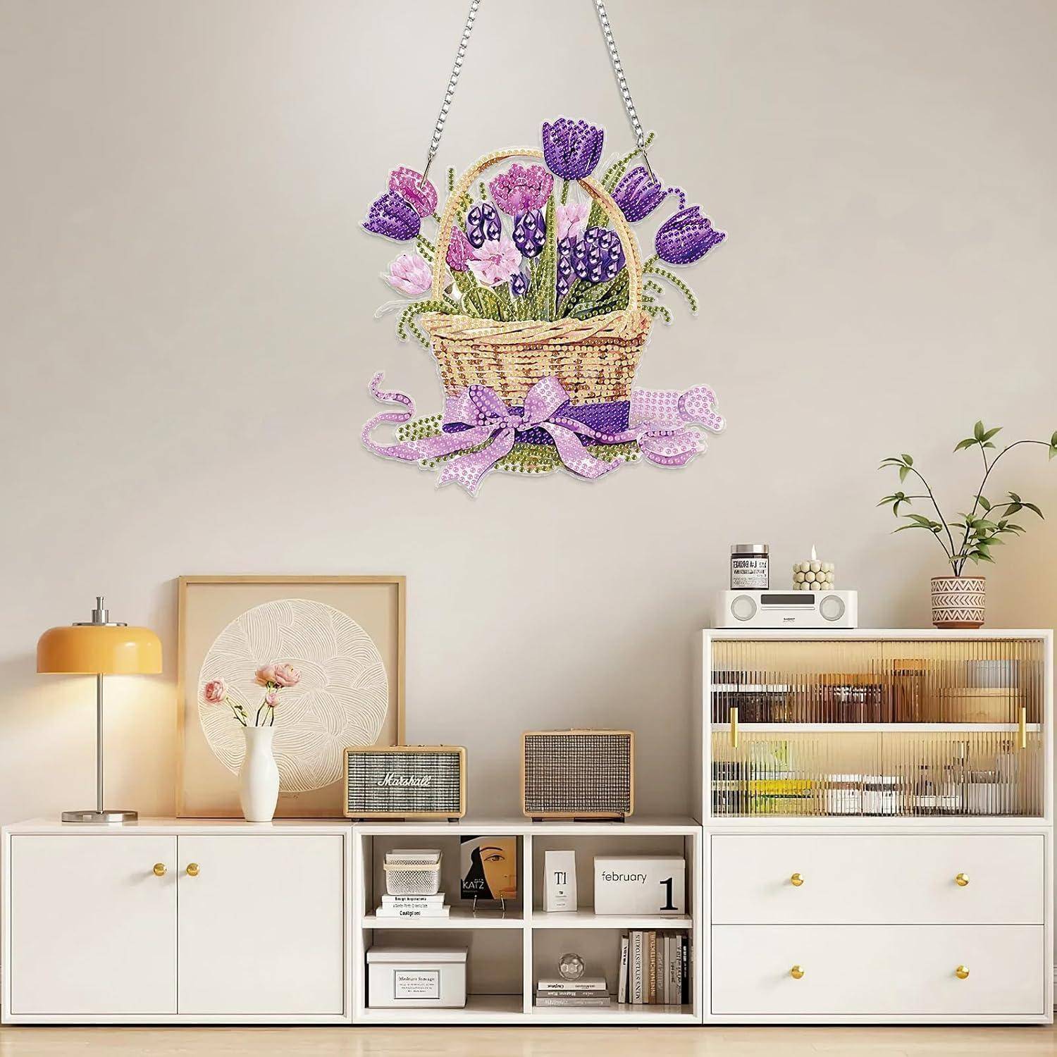 Gemütliches Wohnzimmer mit einem großen hängenden Blumenkorb mit violetten Blüten in der Mitte über weißen Schränken, eine Lampe, gerahmte Kunst und eine Pflanze auf einer Kommode.