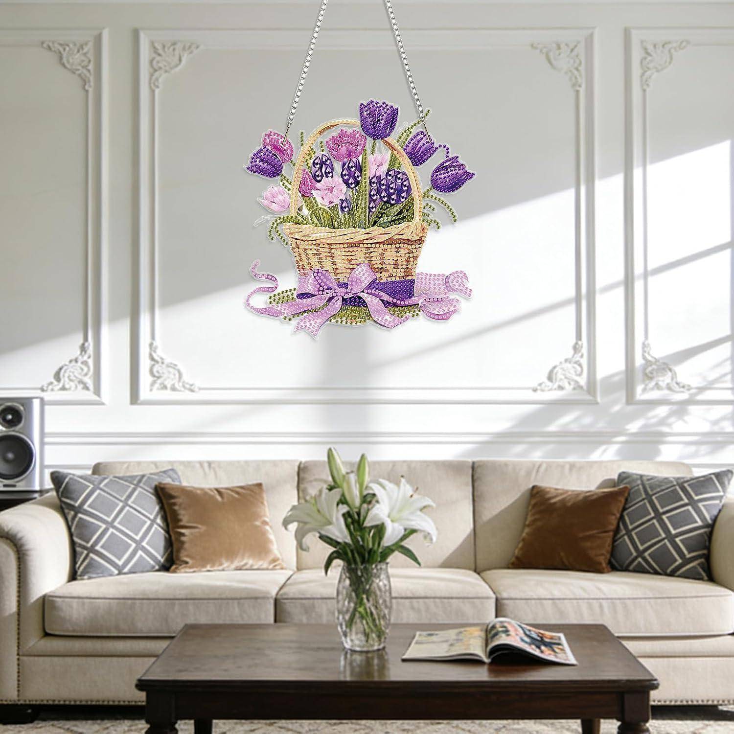 Helles Wohnzimmer mit beigem Sofa und Couchtisch unter einem hängenden Korb mit violetten Blumen, wobei Sonnenlicht Schattenmuster der Fenster wirft.