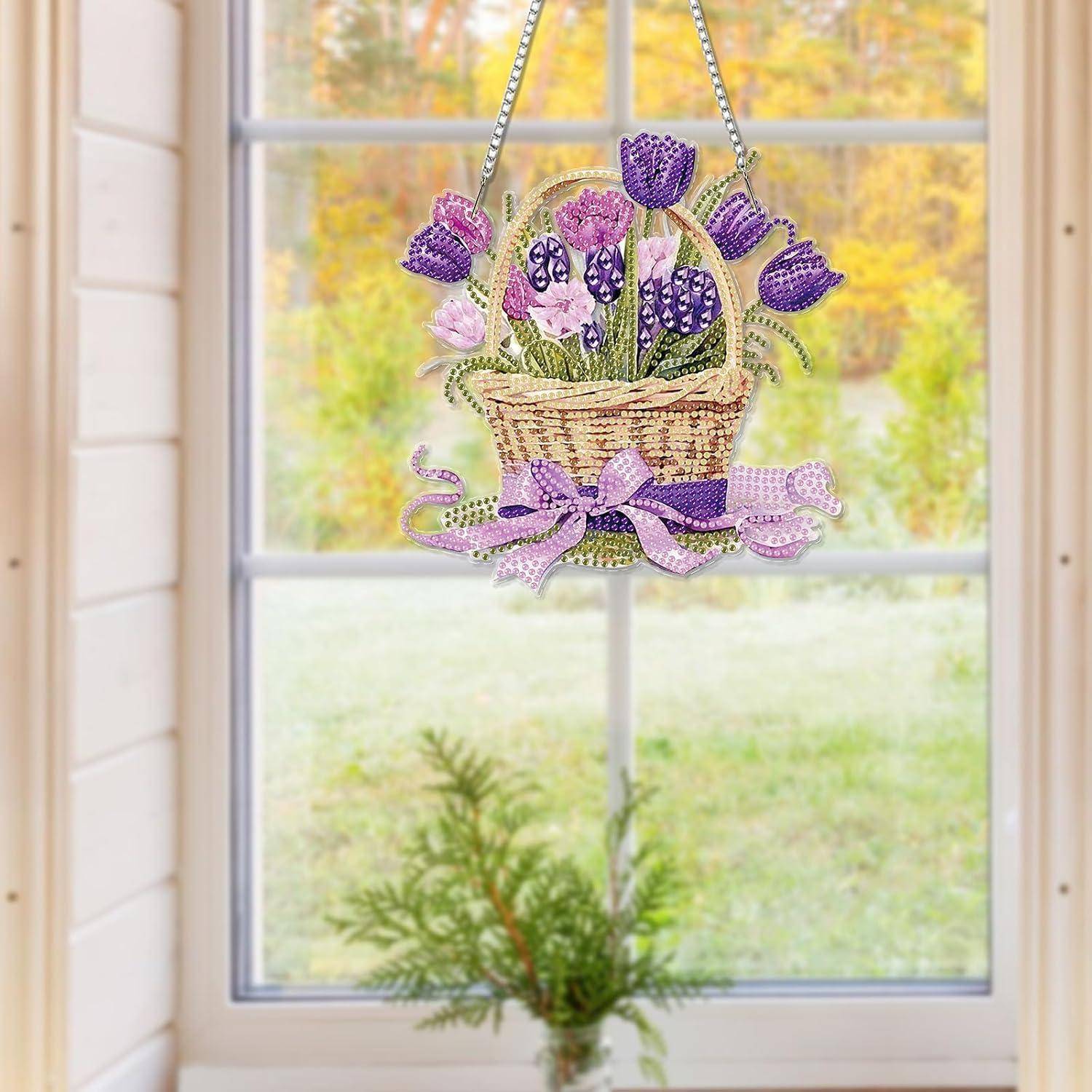 Ein dekorativ hängendes Blumengesteck mit violetten Blüten, das in einem Fenster ausgestellt ist, mit einem sanften Außengarten im Hintergrund.