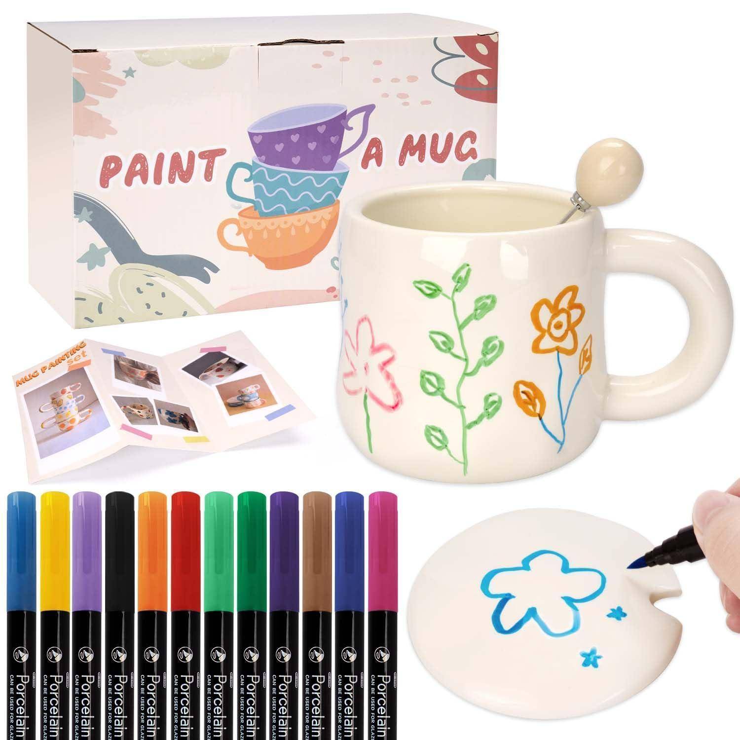 Porzellantasse-Malset mit farbigen Markern, Anleitungsheft und einer dekorierten Tasse mit Blumenmotiven.