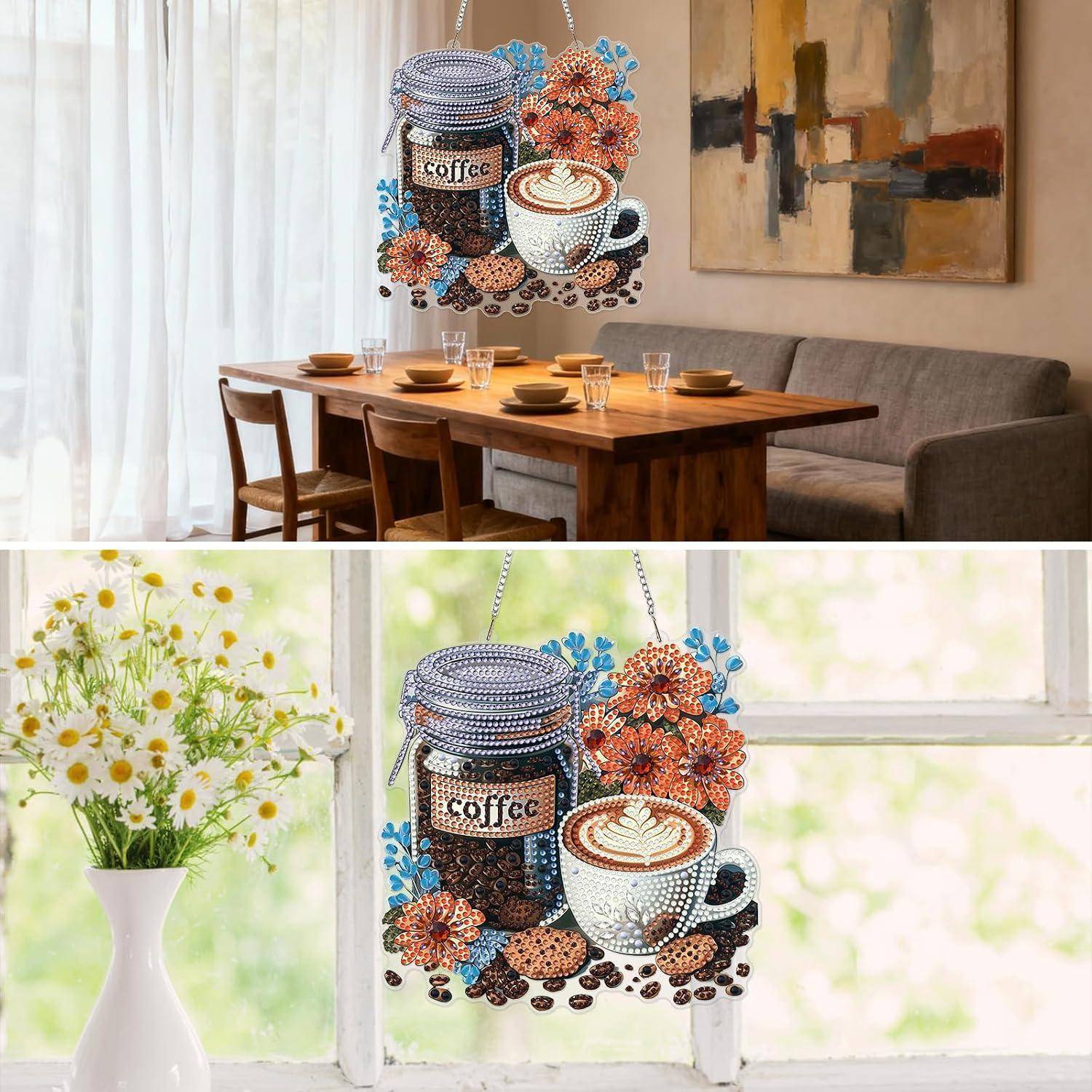 Eine perlenbesetzte Kaffeethemen-Hängdekoration mit einem Kaffeeglas und einer Tasse wird in einem Esszimmer und neben einem hellen Fenster ausgestellt.