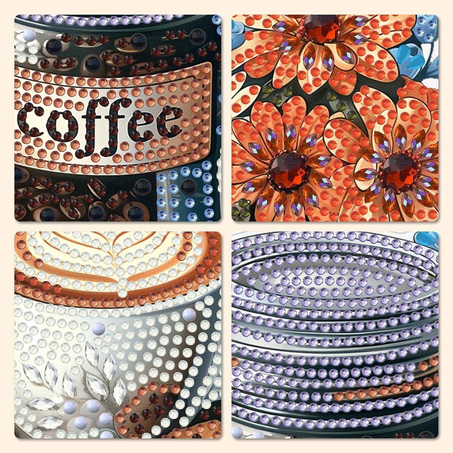 Vier großformatige Dekorpaneele mit Mosaik oder Perlenstickerei in Nahaufnahme mit floralen und abstrakten Mustern, einschließlich des Wortes „Kaffee
