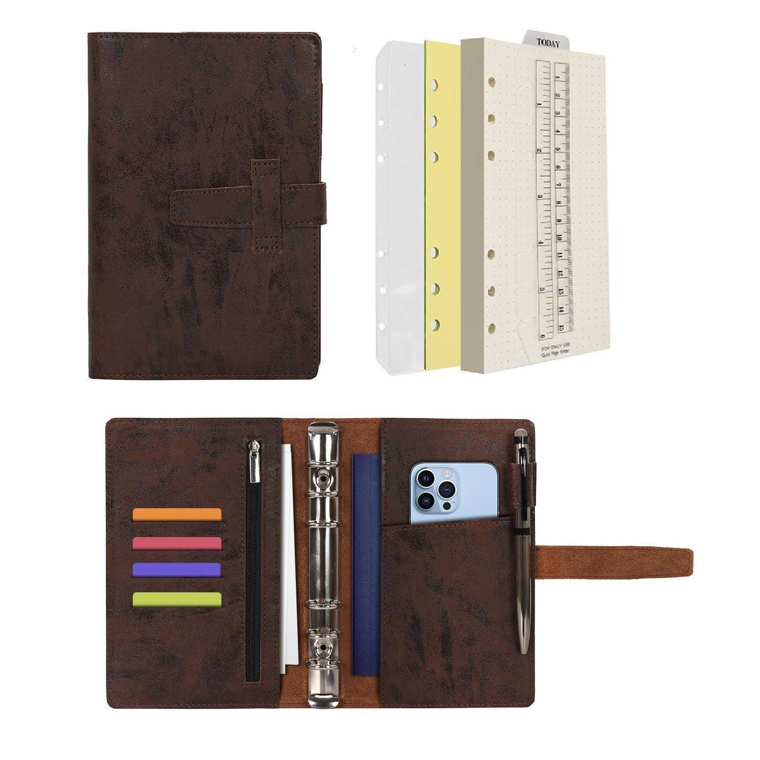 Brauner Lederplaner Organizer geschlossen gezeigt, mit Nachfüllseiten und offene Ansicht, die Stift, Lineal, Taschen und Kartensteckplätze zeigt.
