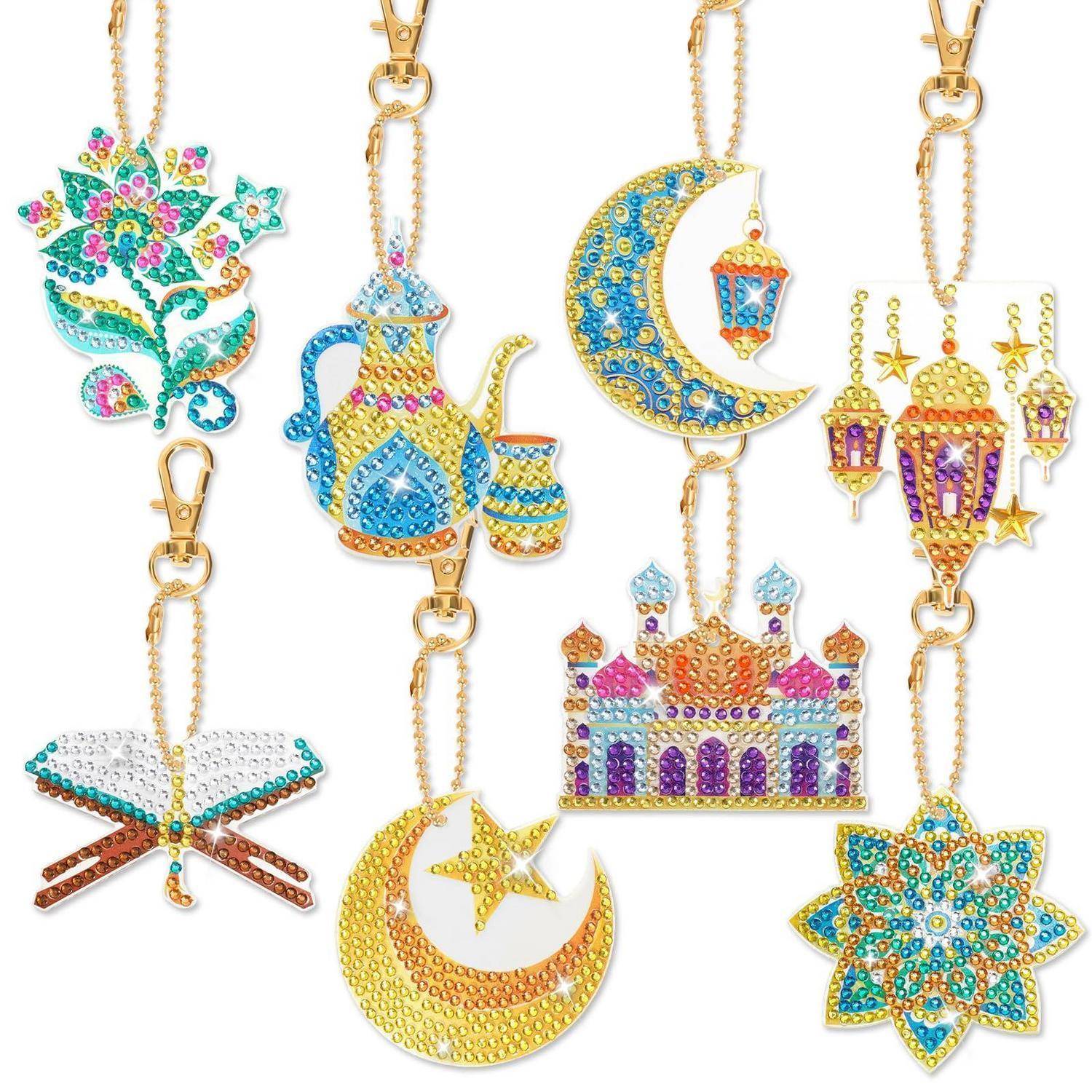 Assortierte bunte Perlen-Schlüsselanhänger-Charms in Form einer Blume, einer Teekanne, einer Mondsichel, einer Laterne, eines aufgeschlagenen Buches, einer Moschee und eines Strahlenbogens.