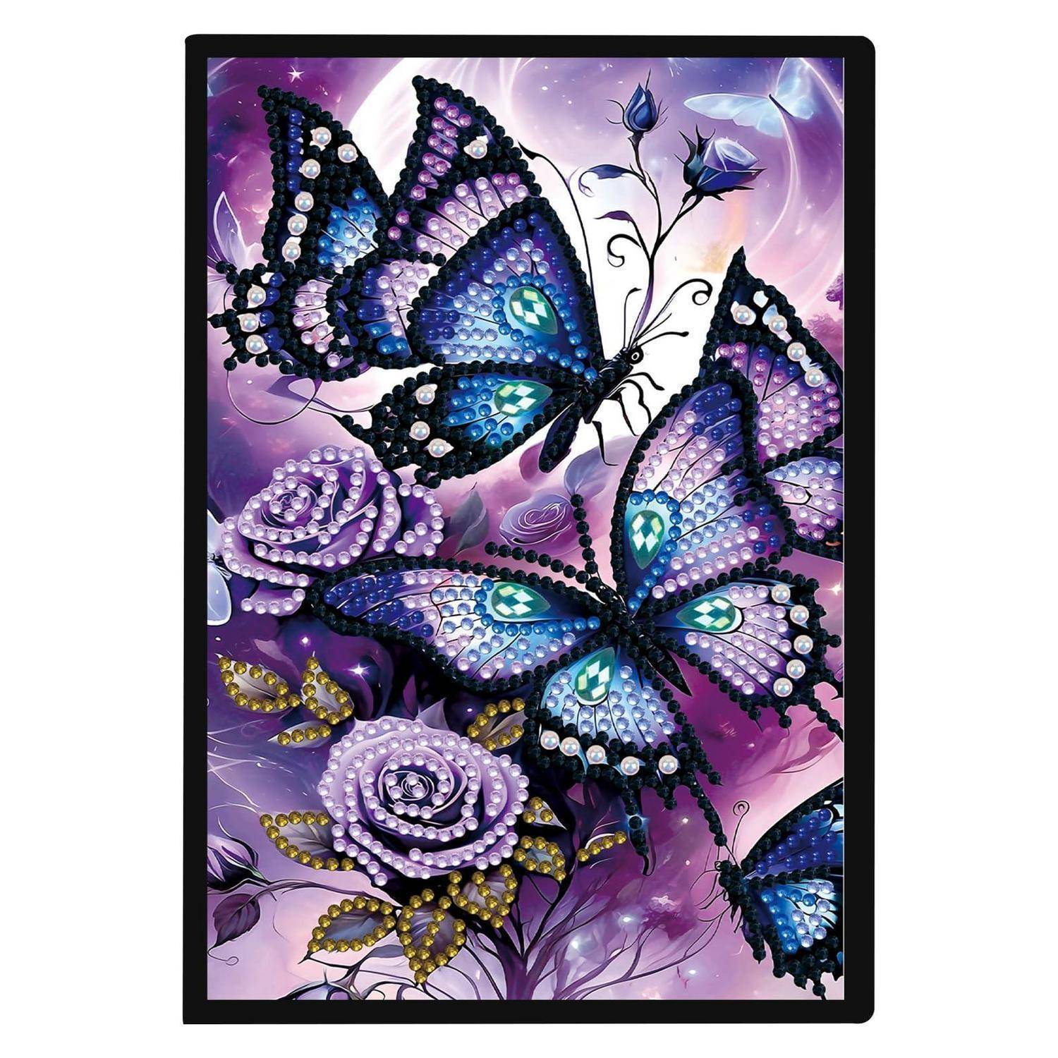 Dekoratives Diamantmalerei-Bild mit blauvioletten Schmetterlingen und Lavendelrosen auf violettem Blumenhintergrund.