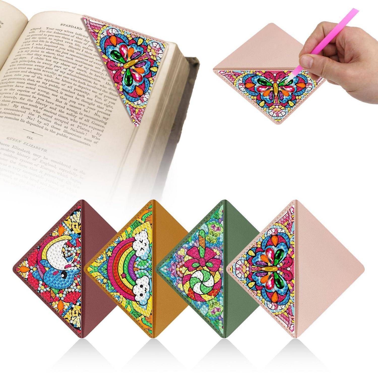 Bunte dreieckige Eckenlesezeichen werden in einem Buch gezeigt und als dekorierte Beispiele in mehreren Mustern, wobei eine Hand eines mit einem rosa Stift färbt.