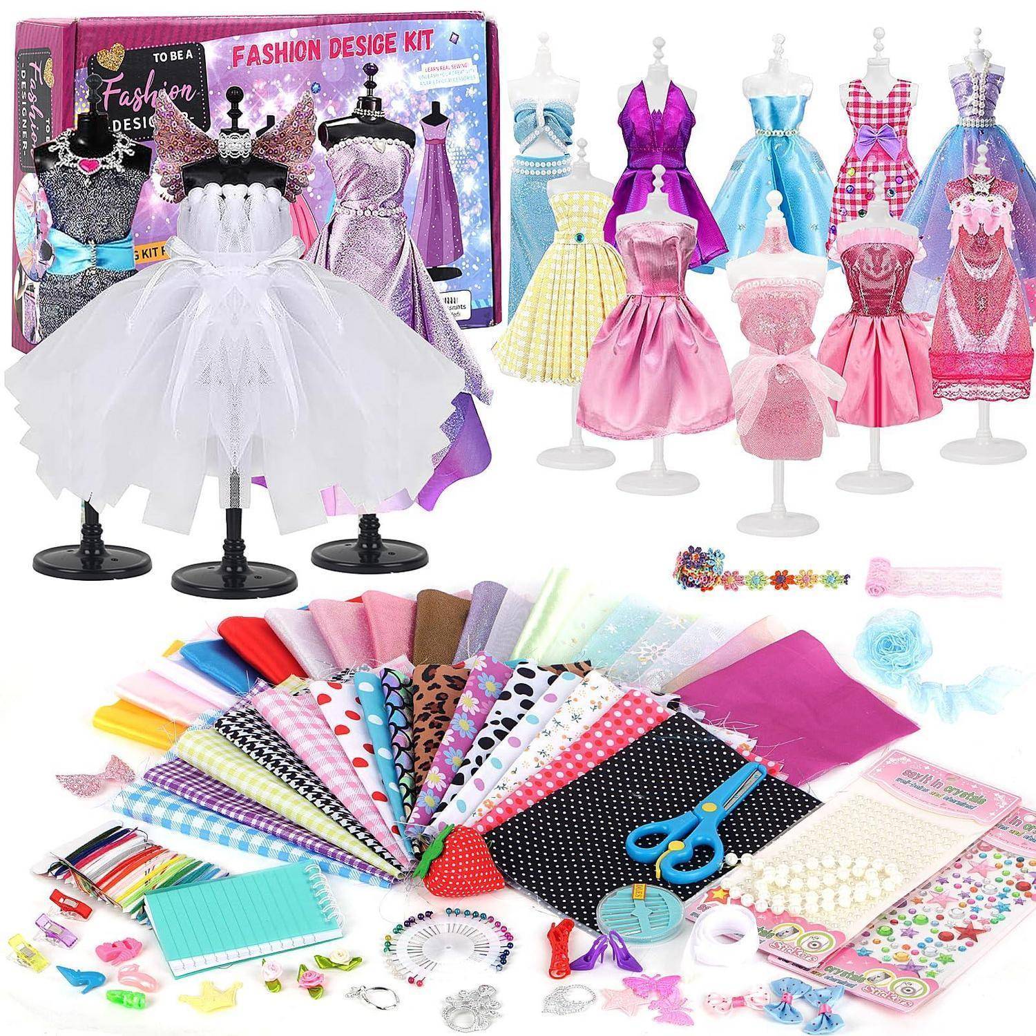 Fashion-Design-Set mit Schneiderpuppen, Miniaturkleider, Stoffmuster, Schere und Verzierungen zum Anfertigen von Puppenkledern.