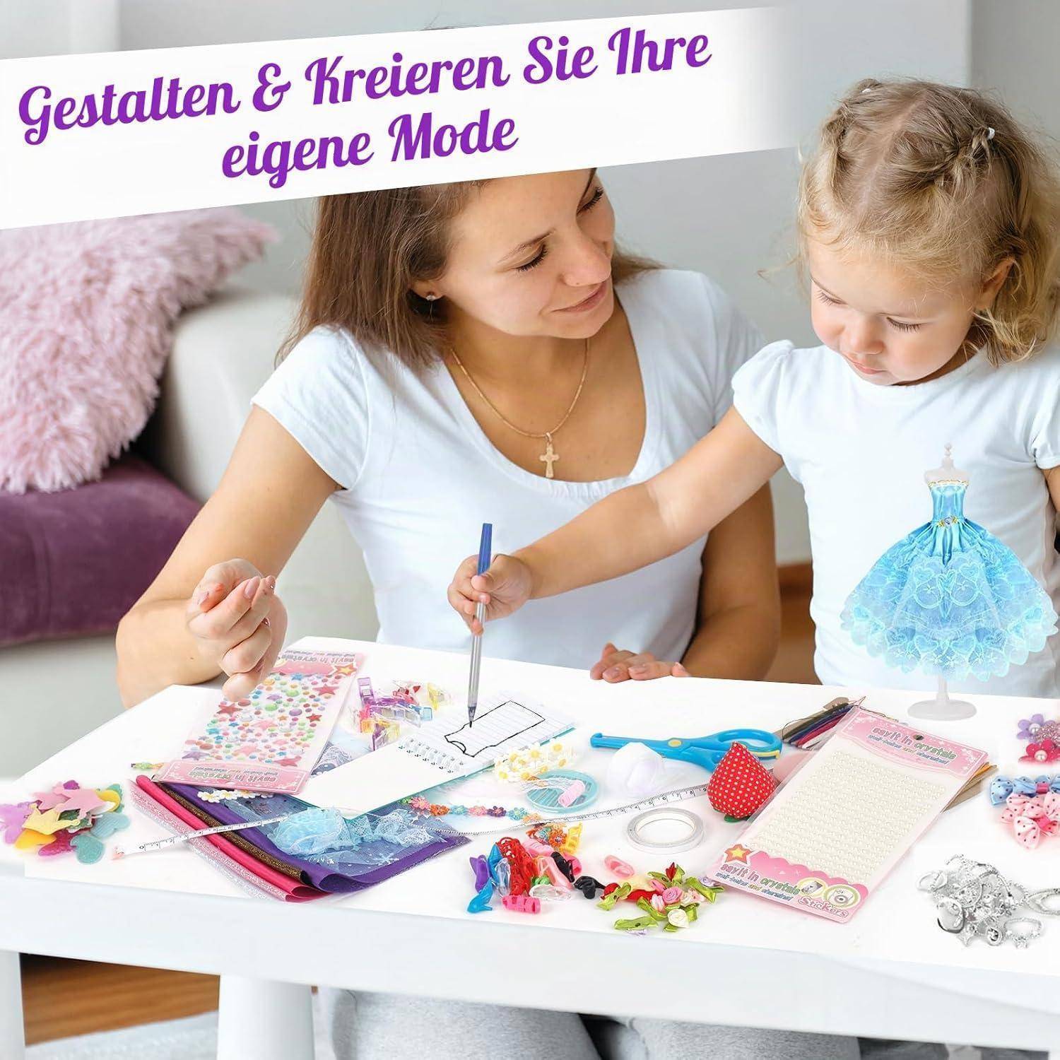 Mutter und junges Mädchen entwerfen gemeinsam Kleidung an einem Basteltisch, mit deutschem Text „Gestalten & Kreieren Sie Ihre eigene Mode