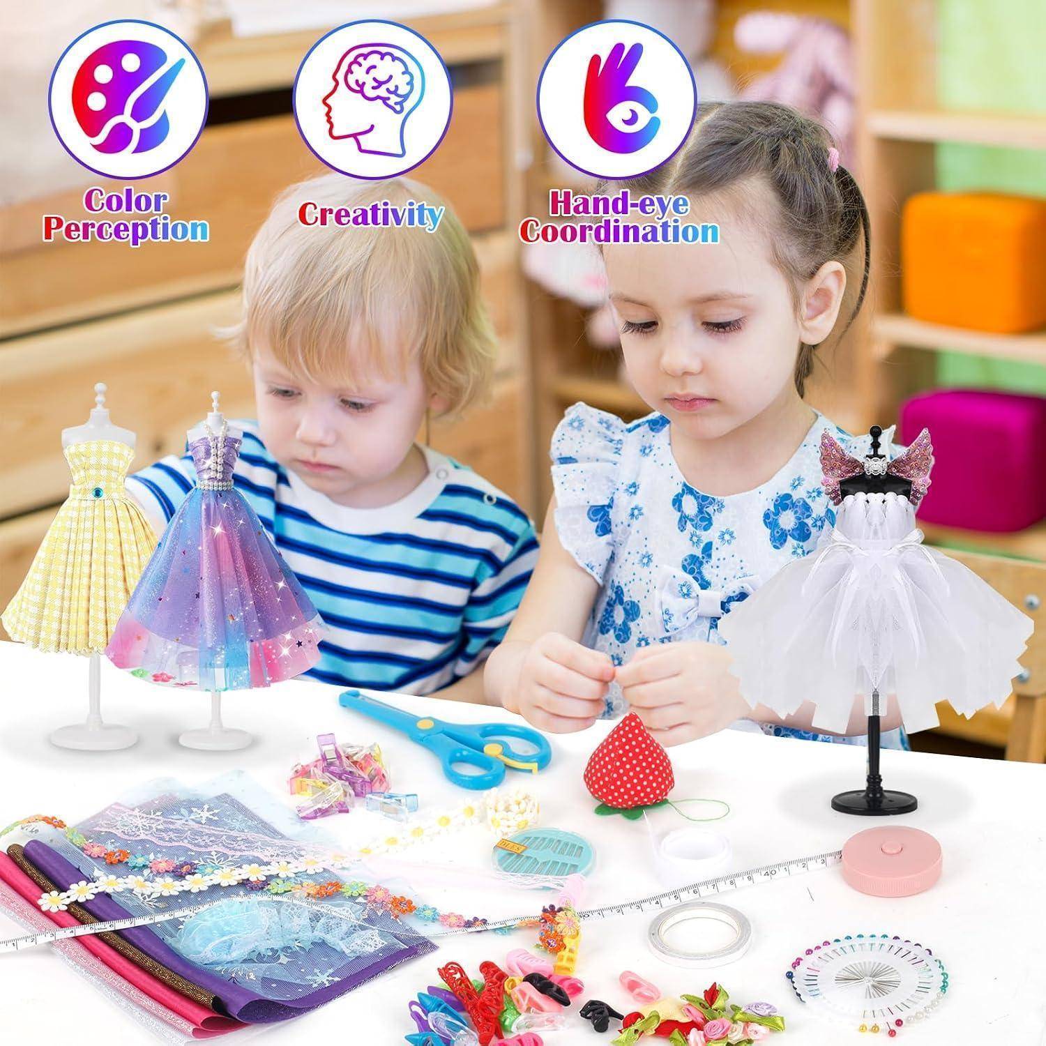 Zwei Kinder an einem Tisch fertigen Miniaturblusen an, mit Bastelmaterialien und Nähwerkzeugen, die Farbwahrnehmung, Kreativität und Hand-Auge-Koordination veranschaulichen.