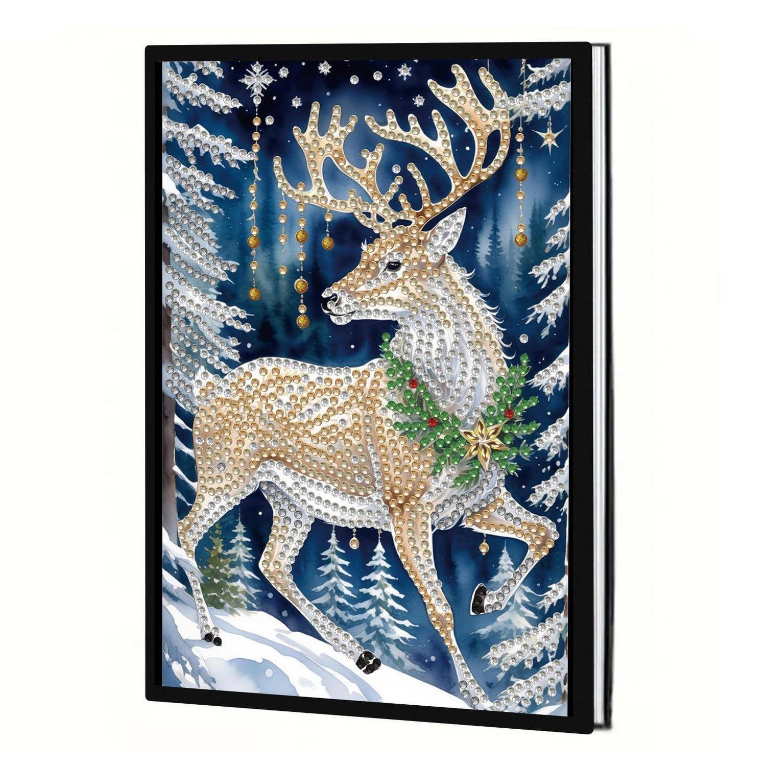 Gerahmtes glitzerndes Rentierkunstwerk in einem verschneiten Winterwald, das einen grünen Kranz mit roten Beeren und goldenen Verzierungsakzenten trägt.