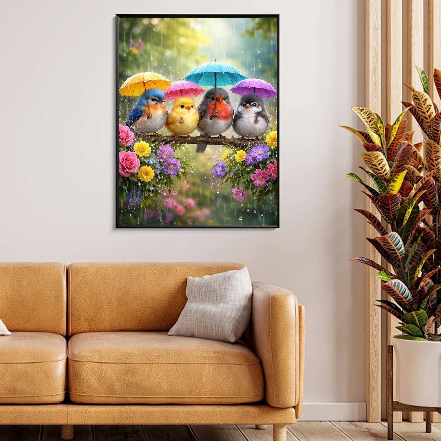 Wandkunst im Rahmen mit vier Vögeln, die sich unter farbenfrohen Regenschirmen auf einem regnerischen Ast mit Blumen kuscheln, angebracht über einem Sofa im Wohnzimmer.