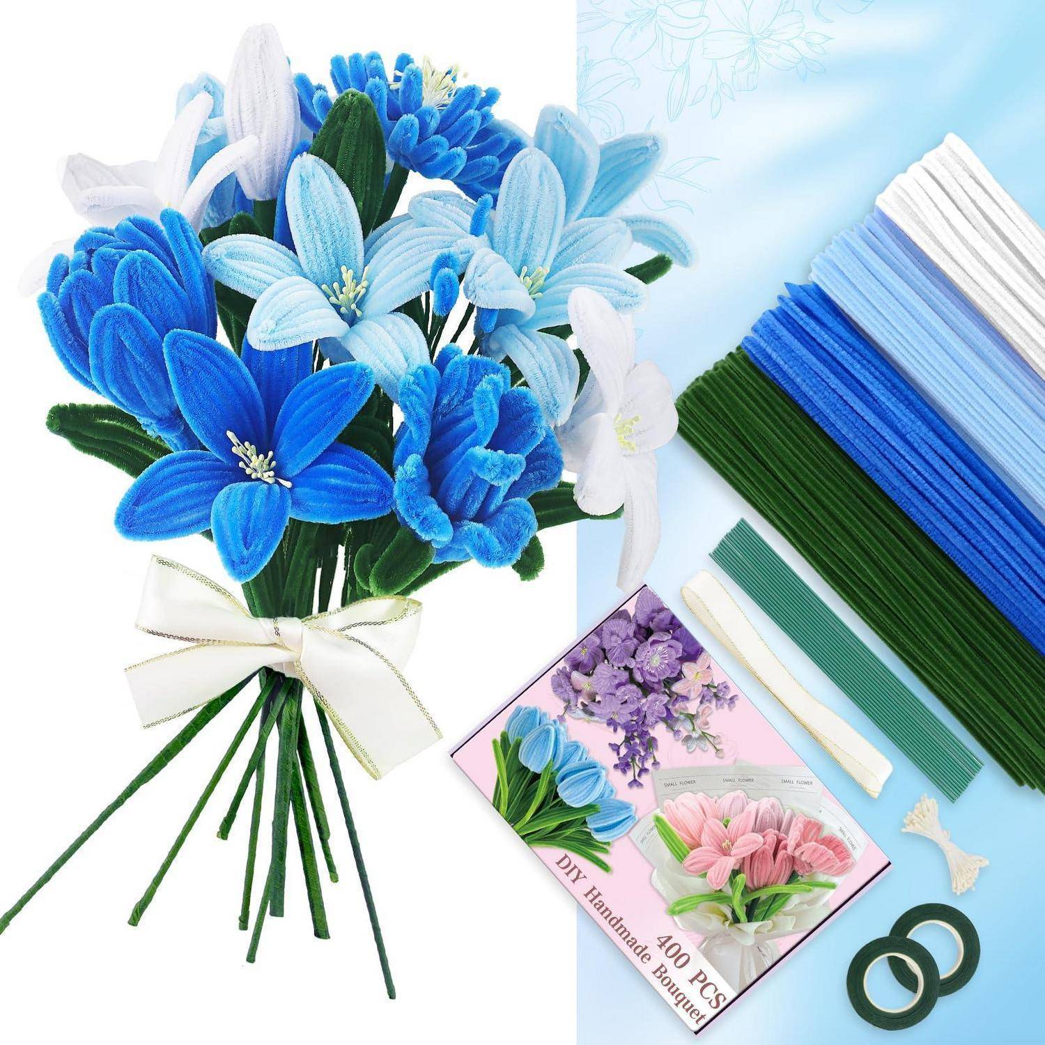 DIY-Kit-Materialien zur Herstellung eines blau-weißen Blumenstraußes, mit fertigen Strauß, farbigen Blütenblättern, Stielen, Bändern und Anleitunskarte.