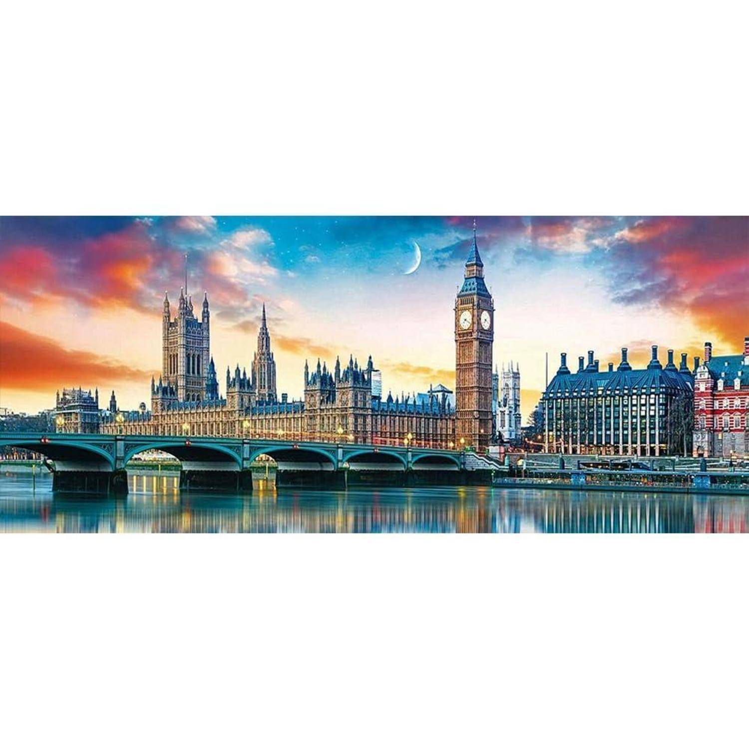 Panoramablick auf Londons Parlamentsgebäude und Big Ben neben der Westminster Bridge, gespiegelt in der Themse bei Sonnenuntergang.