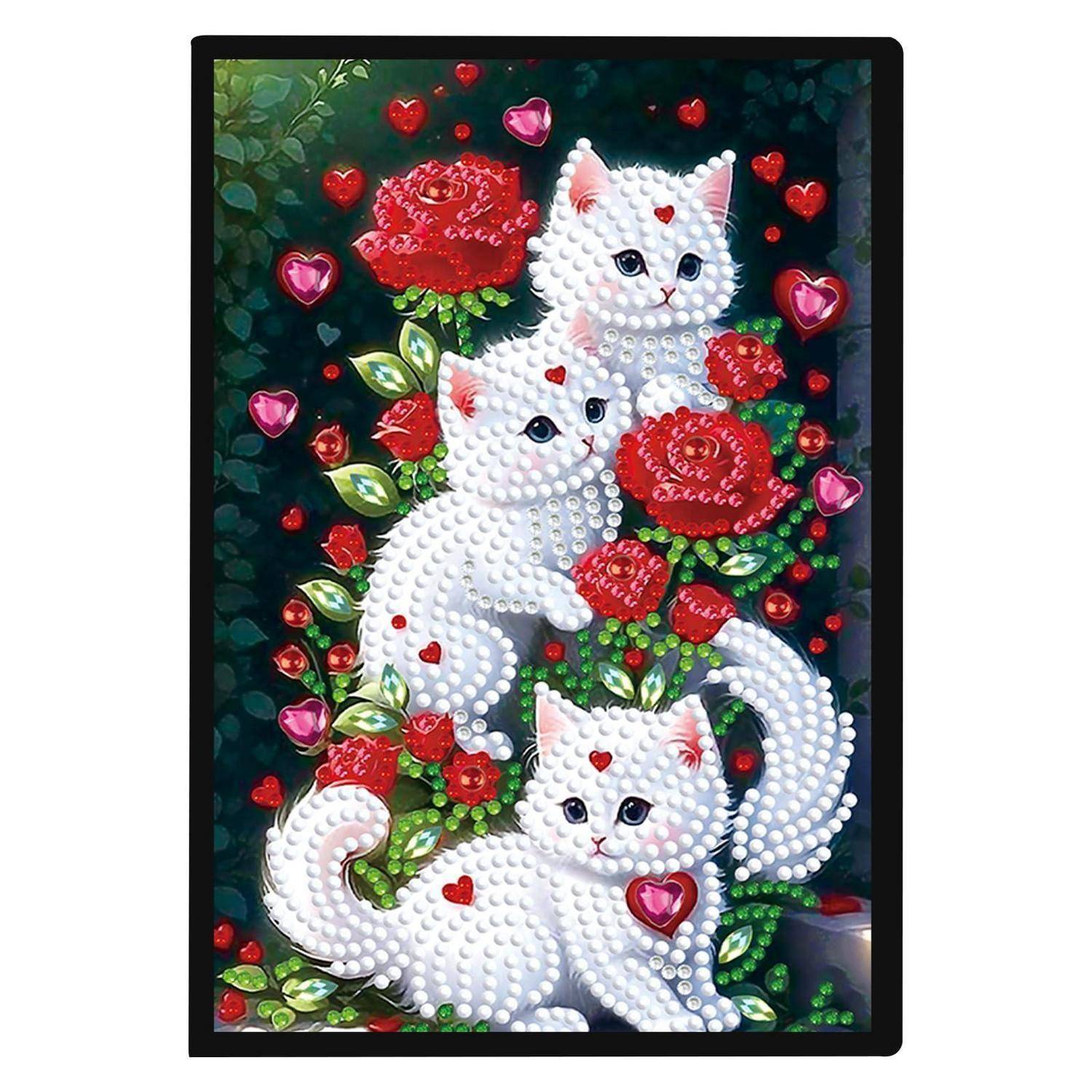 Diamantmalerei mit drei weißen Kätzchen zwischen roten Rosen und Herzen auf dunklem Hintergrund