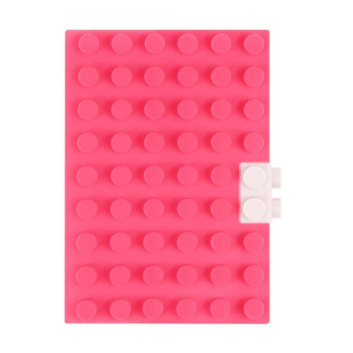 Rosa Kunststoff-Notizbuch im LEGO-Stil mit strukturiertem Deckel und weißem Druckknopfverschluss auf der rechten Seite, auf weißem Hintergrund dargestellt.