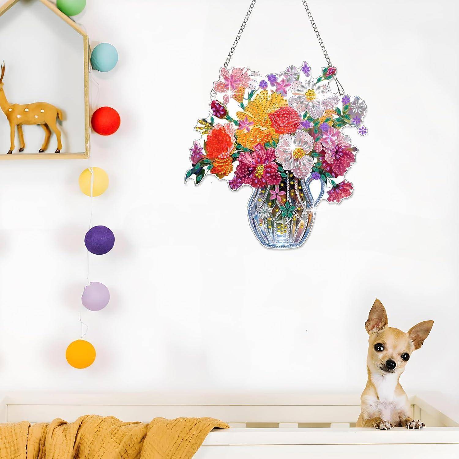Kleiner beigefarbener Hund schaut über ein Babybett hinweg neben einer bunten Blumen-Wanddekoration und einem Dekorationsregal mit einem Spielzeug-Hirsch und hängenden Pompons.