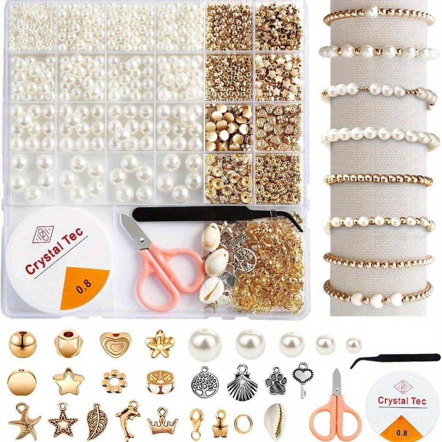 Schmuckherstellungs-Set mit Perlen und Goldperlen, Charms, Schere, Pinzette und elastischem Schnur, plus Beispiel-Perlenbänder auf einem Ausstellungsständer.