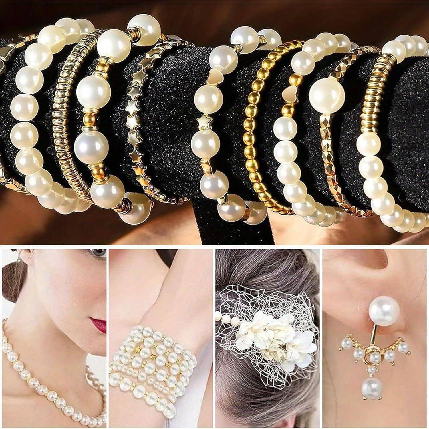 Collage von Perlenschmuck und Accessoires: mehrere Perl- und Goldarmbänder auf einem schwarzen Display, sowie Perlenkette, Manschettenbracelet, Haarklammer und kreuzförmige Perlenohrringe.