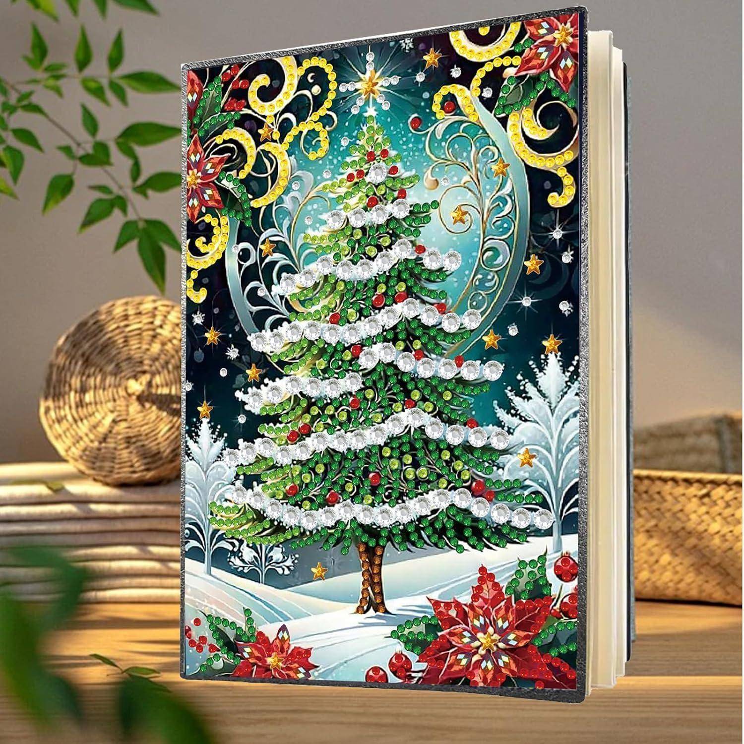 Dekoratives Buchcover mit einem schneebedeckten Weihnachtsbaum, roten Weihnachtssternen und wirbelnden Weihnachtskugeln auf dunkelm, sternenhimmel Hintergrund.