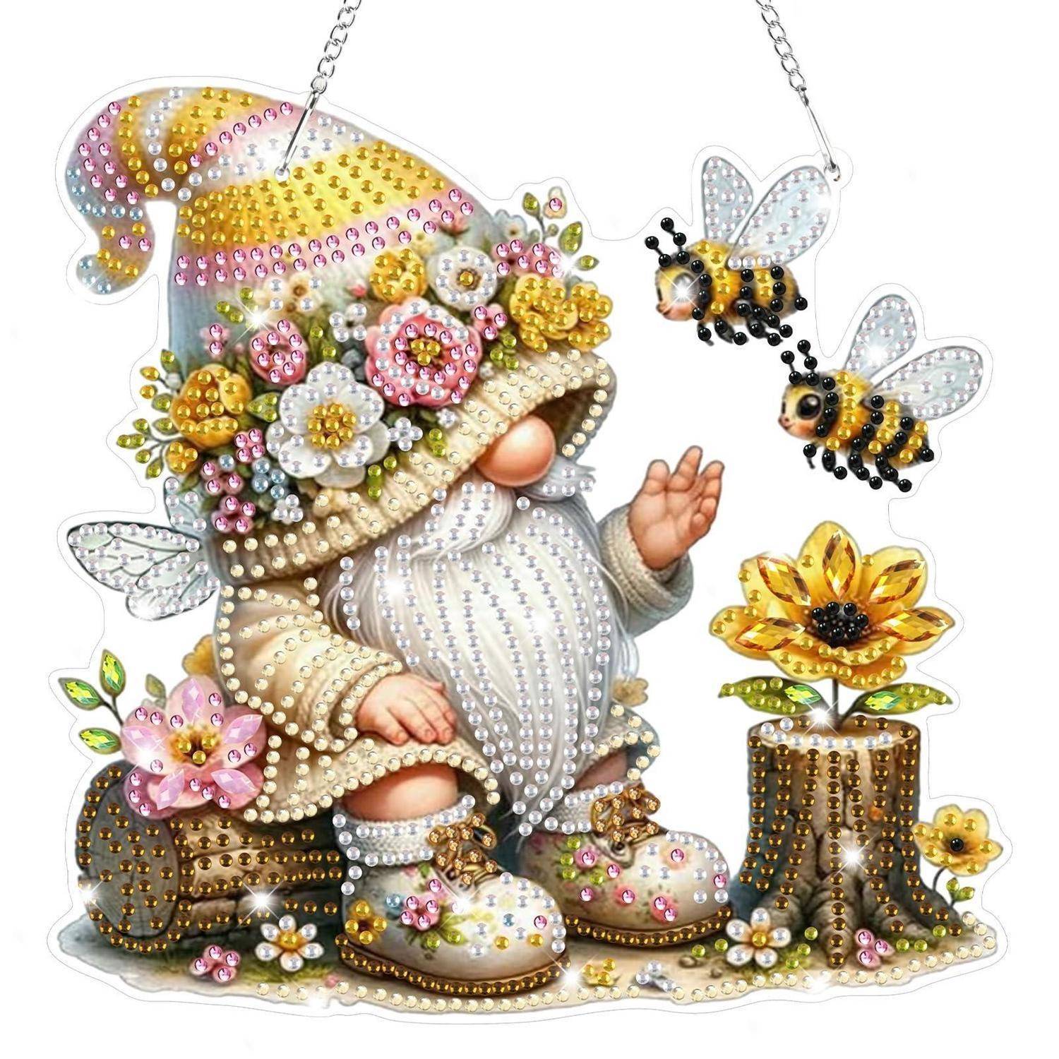 Dekorativer Schmuckaufkleber eines Gartenzwergs mit blumenverziertem Hut, der neben einem Baumstumpf und Blumen sitzt, mit zwei hängenden Bienen in der Nähe.
