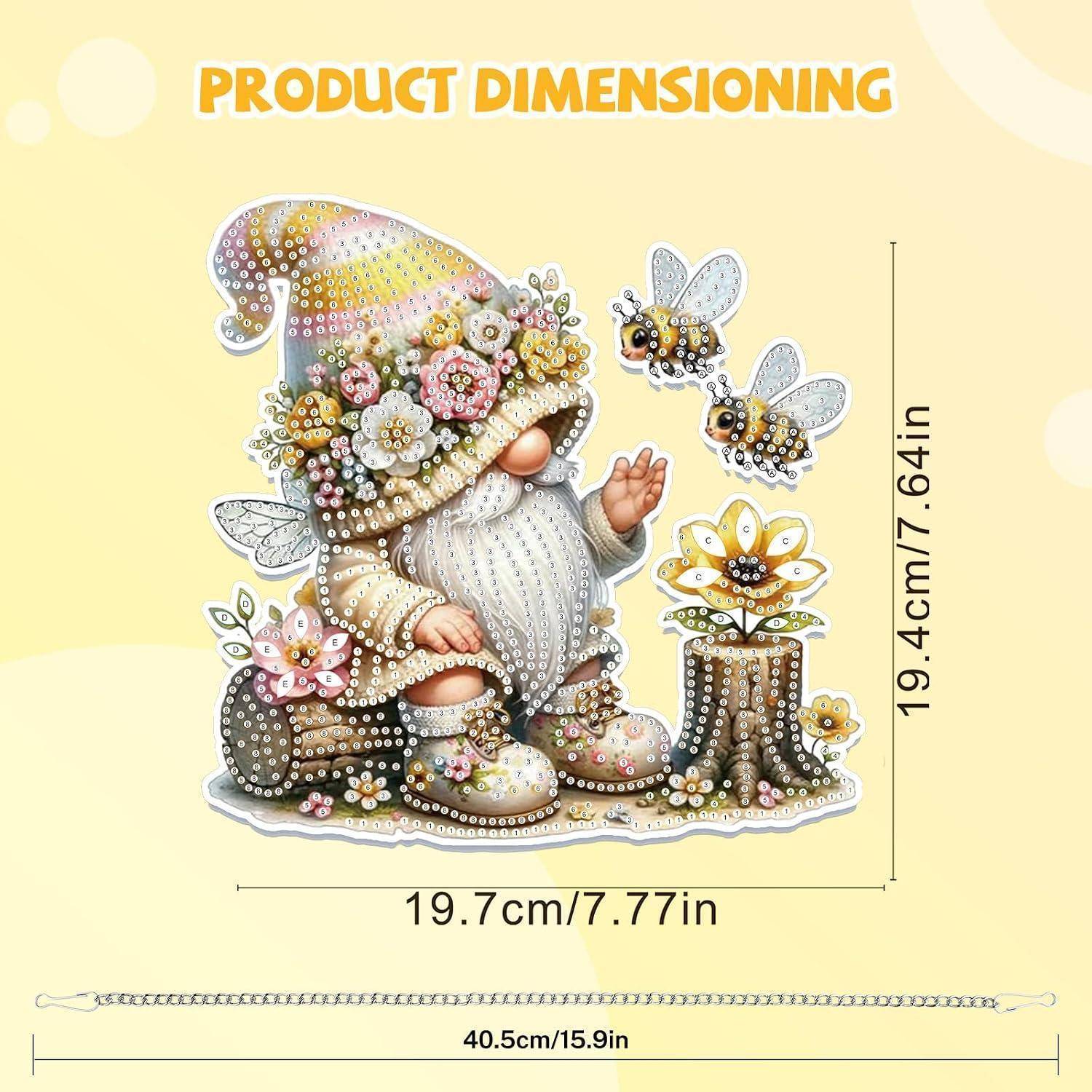 Produktabmessungsdiagramm einer Blumengnom-Figur: 19,7 cm breit und 19,4 cm hoch, mit einer unten gezeigten Kettenlänge von 40,5 cm.