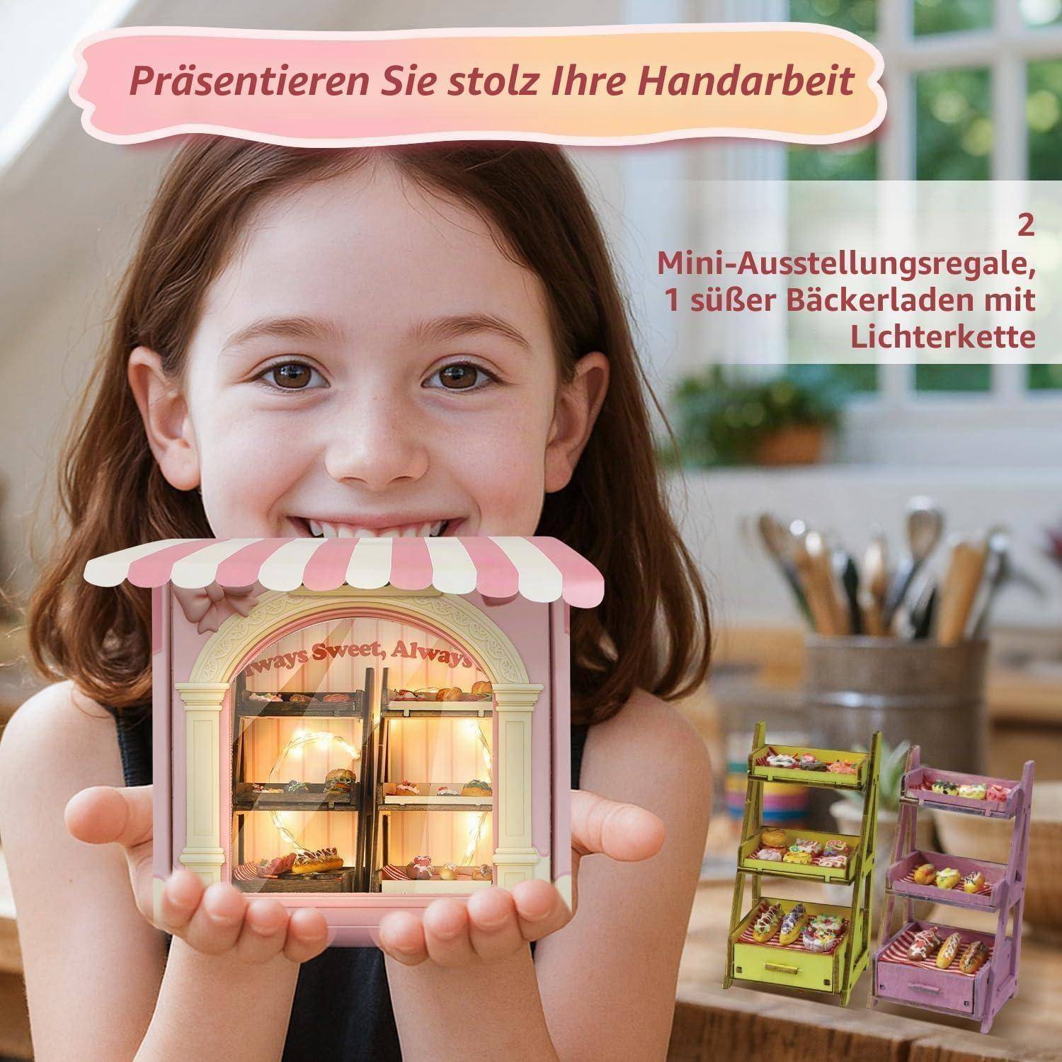 Mädchen lächelnd, während es eine Miniatur-Bäckerei-Ausstellung mit beleuchteten Regalen hält; deutscher Text bewirbt die Präsentation von handgefertigten Handwerksprodukten und ein süßes Ausstellungsregal mit Feenlichtern.