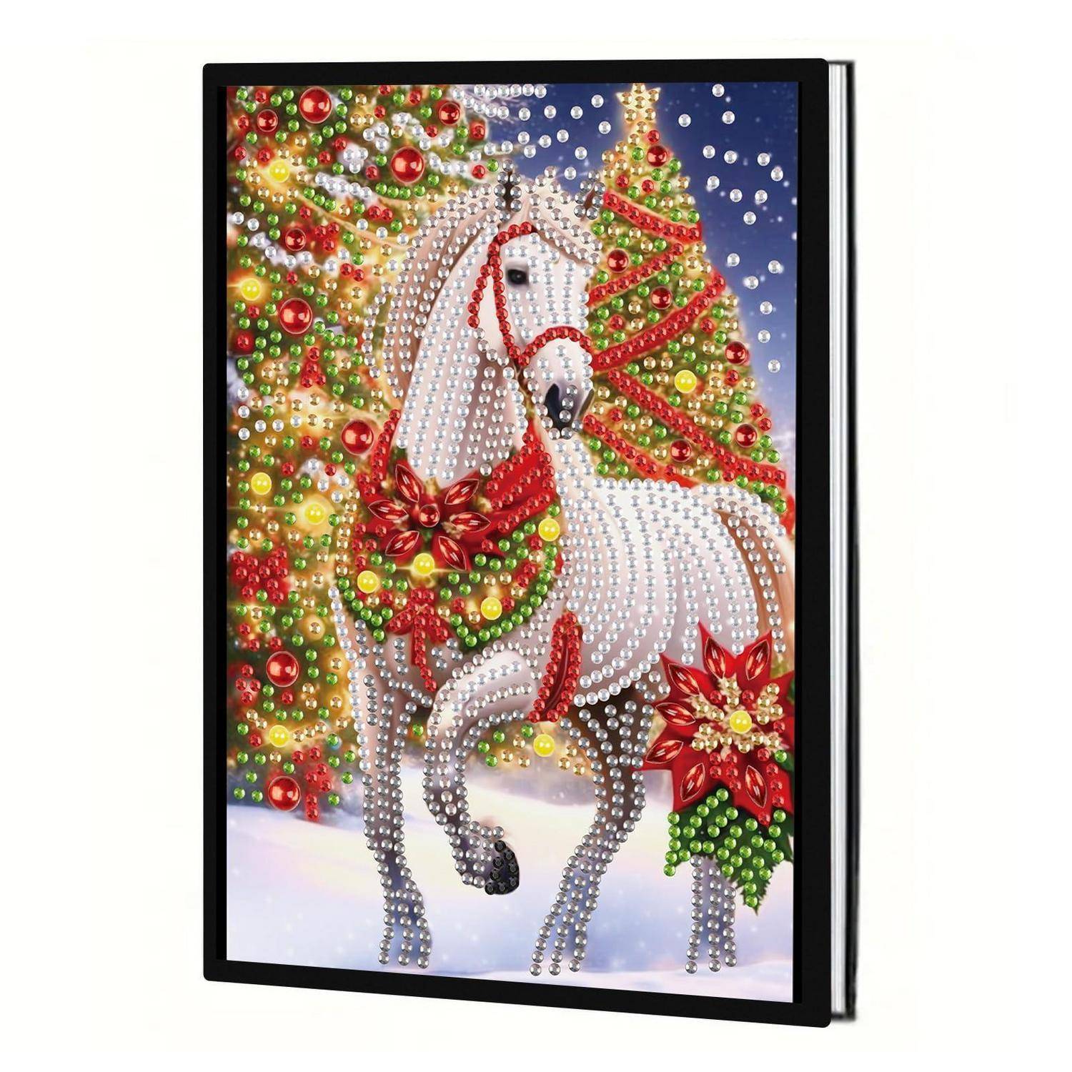Diamantmalerei eines weißen Pferdes, das mit einem roten Kranz geschmückt ist, das neben einem Weihnachtsbaum mit Schmuck und Schneeflocken steht.