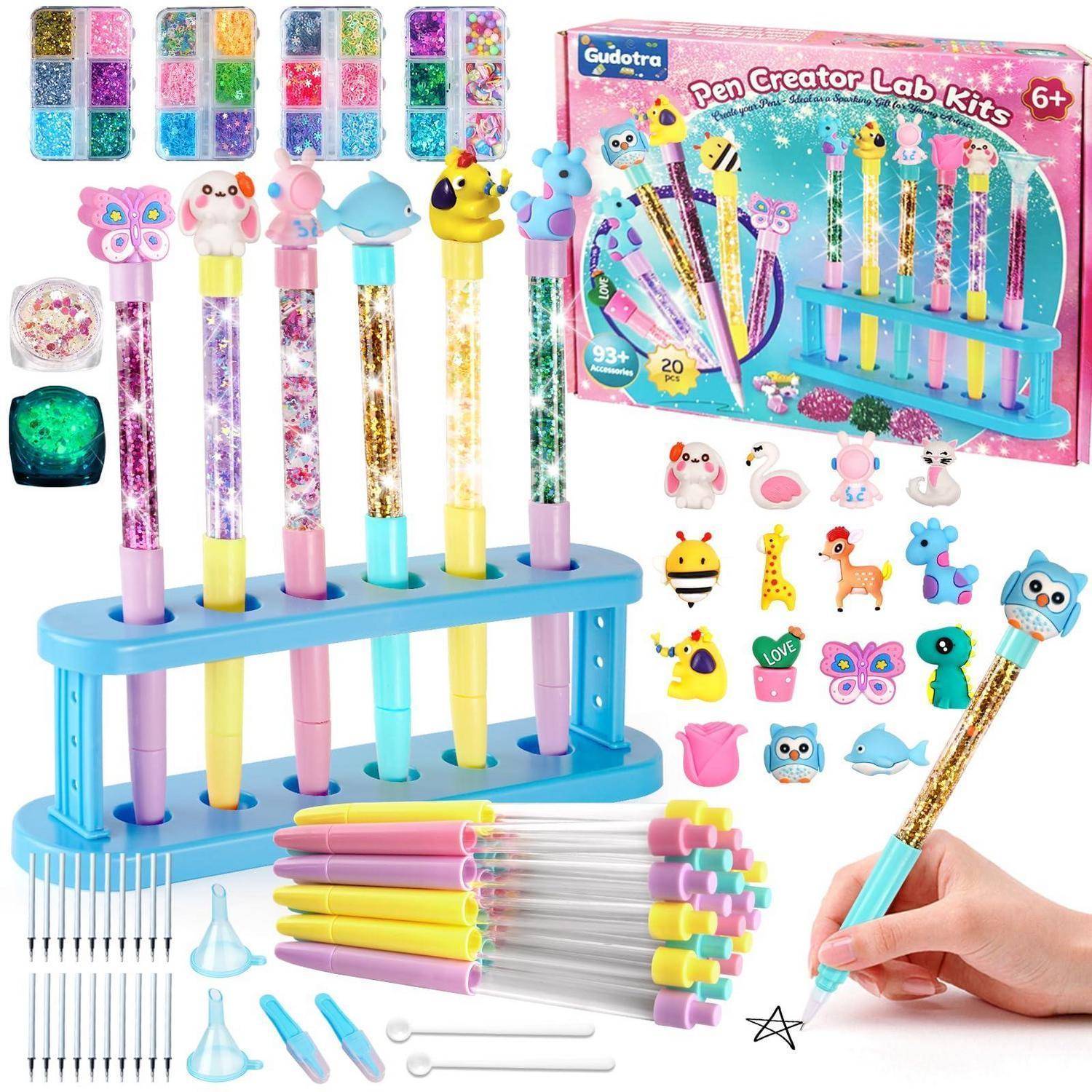 Pen Creator Lab Kit mit farbenfrohen dekorierten Stiften, blauem Displayregal, austauschbaren Charms, zusätzlichen Nachfüllungen und einem Kind, das mit einem Stift zeichnet.