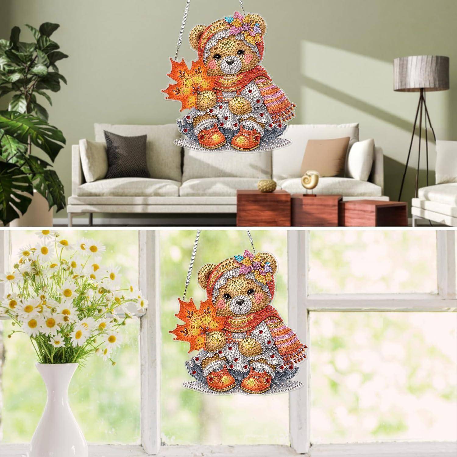 Glitzernder Teddybär-Hängeschmuck mit orangener Blume, gezeigt bei der Dekoration eines Wohnzimmers und eines hellen Fensters