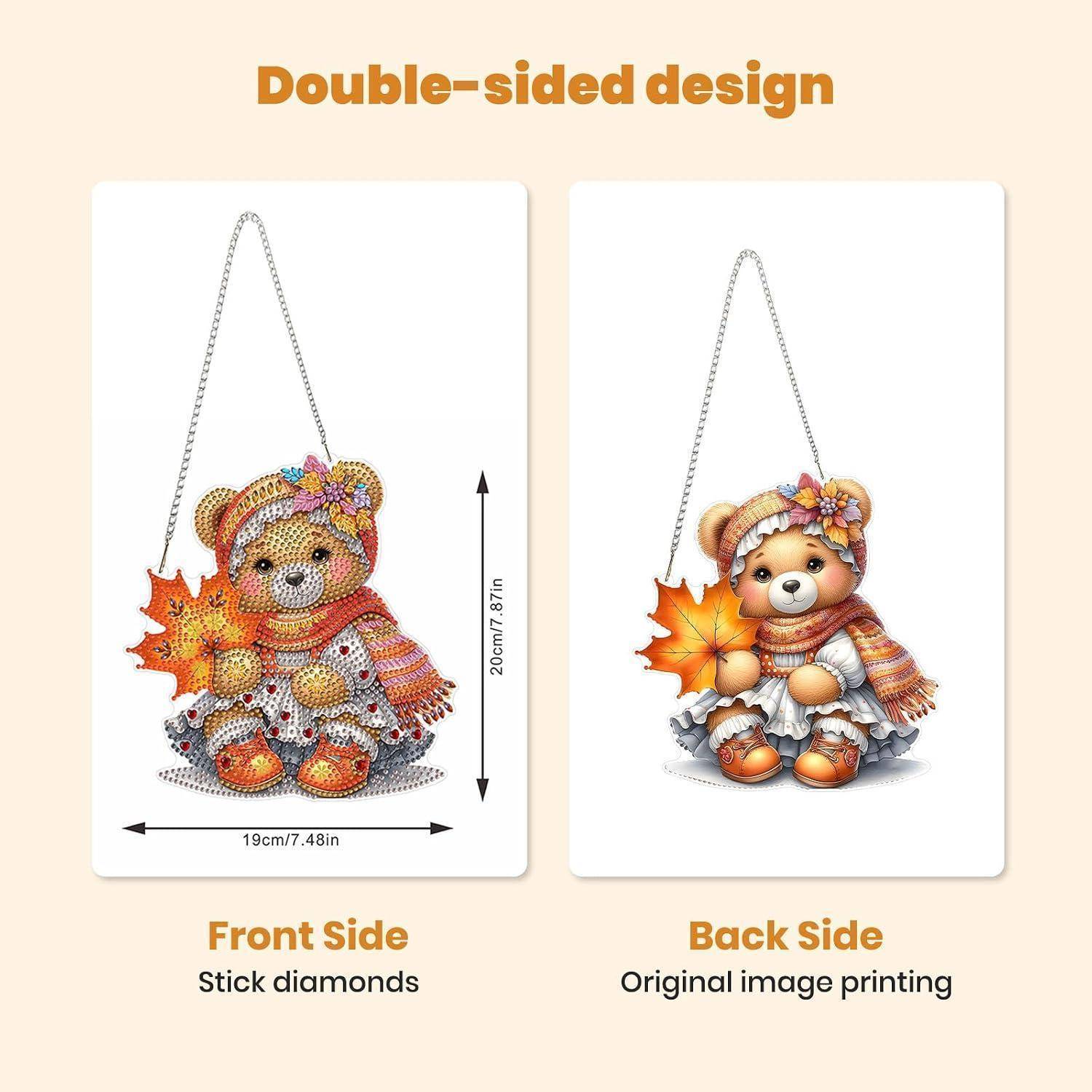 Produktgrafik mit einem beidseitig hängbaren Teddybär-Ornament: Vorderseite mit Stiftdiamanten, Rückseite mit originalem Bilddruck, Größe 20 cm x 19 cm.