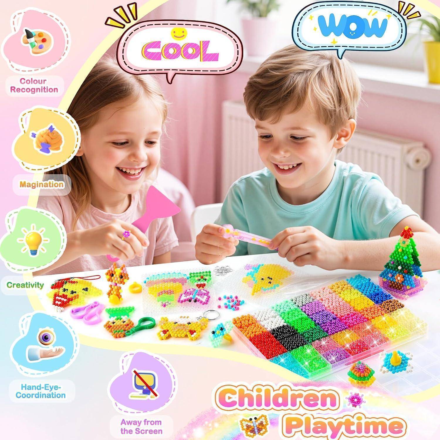 Zwei Kinder lächeln, während sie bunte Perlenhandwerk an einem Tisch anfertigen, mit Beschriftungen, die Farbenerkennung, Fantasie, Kreativität, Hand-Auge-Koordination und bildschirmfreies Spielen fördern.