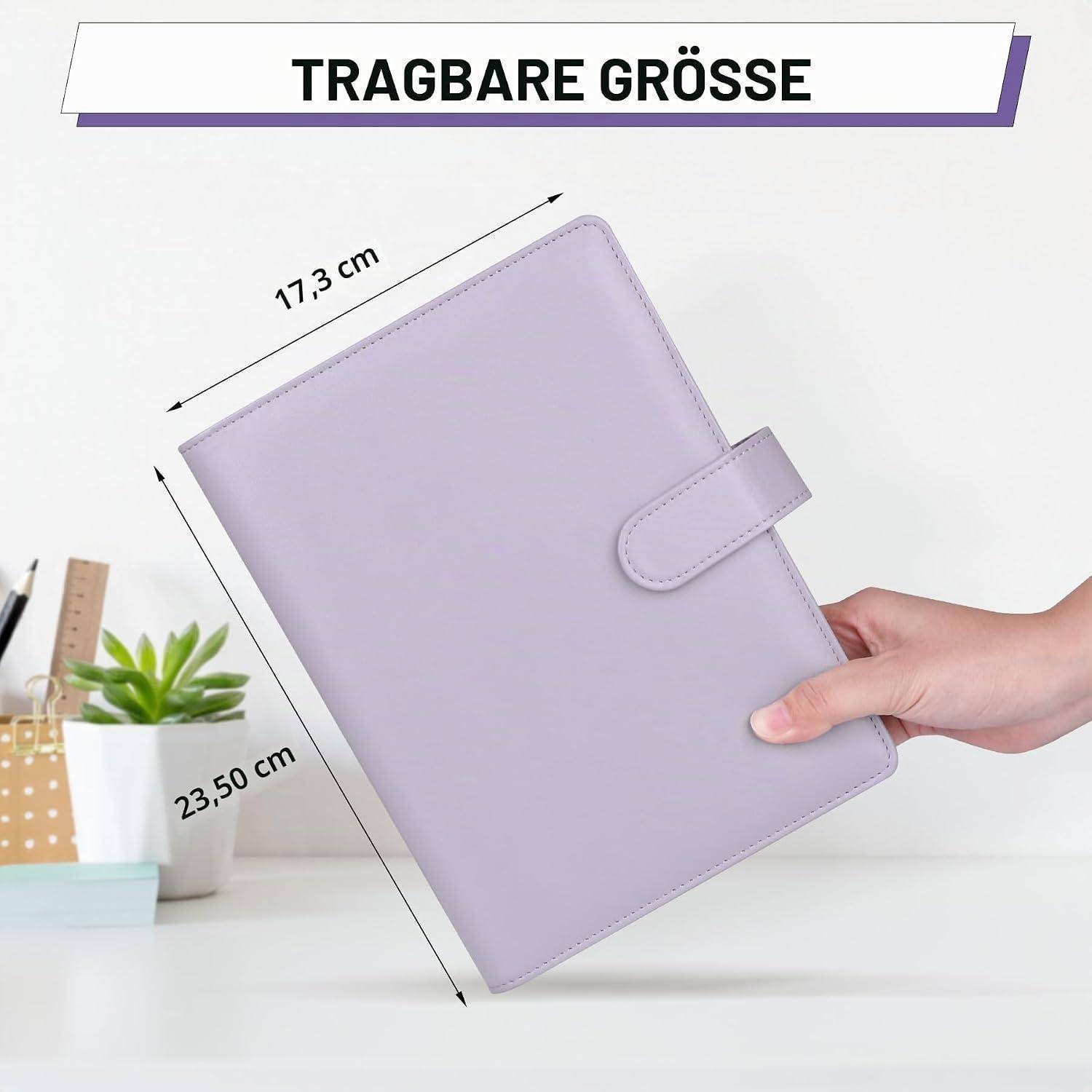 Ringordner im Lavendel-Design in einer Hand gehalten, beschriftet mit 