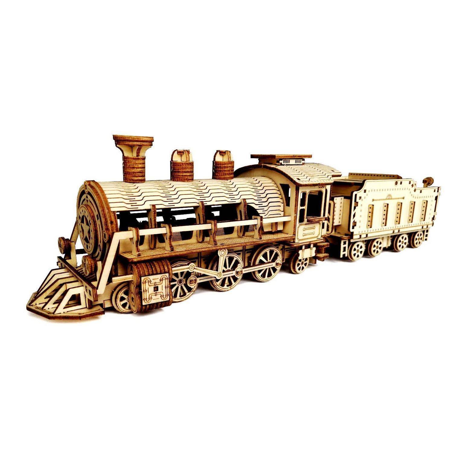 Ein Holzmodell einer Dampflokomotive mit Kohletender, in Seitenansicht vor weißem Hintergrund dargestellt.