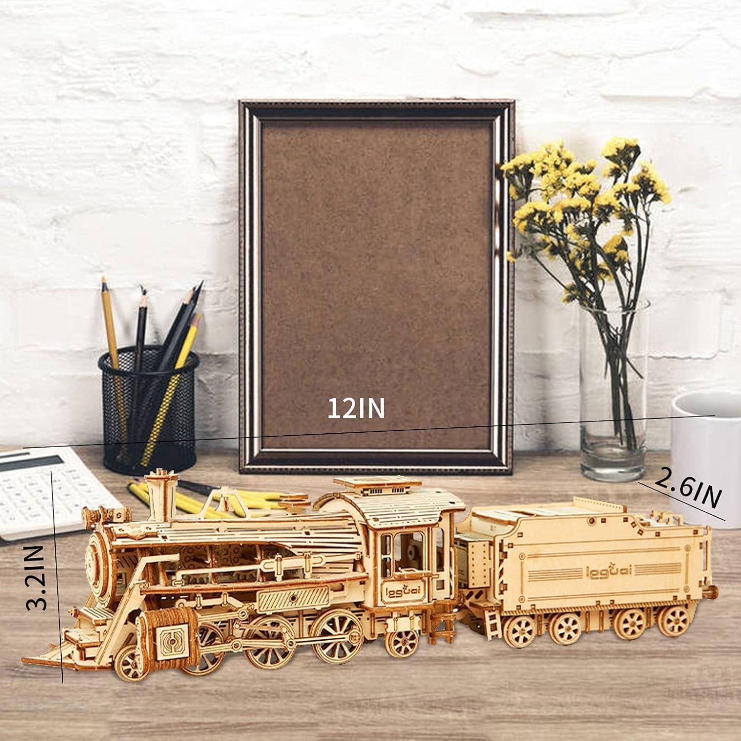Hölzernes Modellzug mit Tender auf einem Schreibtisch ausgestellt, mit einem gerahmten 12-Zoll-Korkbrett, Blumenvase und gekennzeichneten Abmessungen von 12 Zoll, 3,2 Zoll und 2,6 Zoll.
