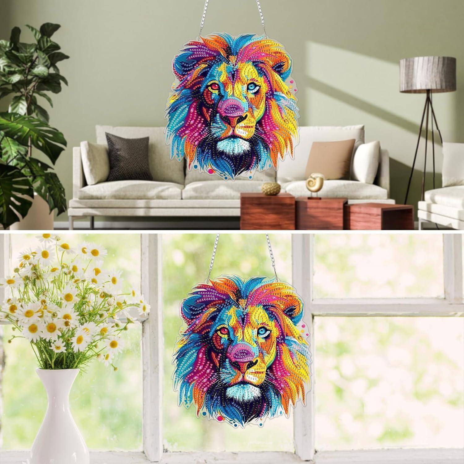 Farbenfrohe hängende Löwen-Wandkunst, die in einem Wohnzimmer und neben einem hellen Fenster ausgestellt ist, gezeigt als dekorativer Wohnakzent.