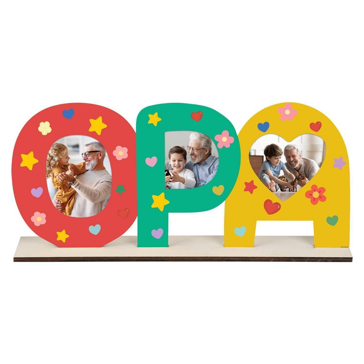 Bunte Holzbuchstaben O, P und A mit Herz- und Blumenverzierungen, die jeweils ein Familienfoto von einem Großelternteil mit einem Kind enthalten.