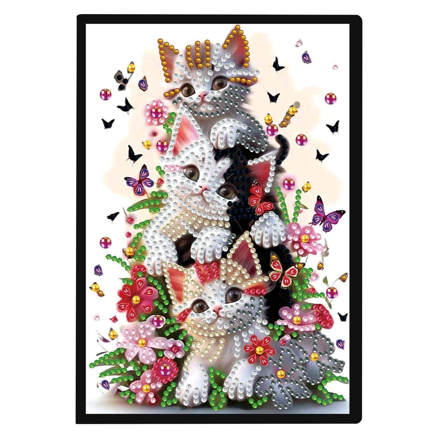 Drei dekorierte Kätzchen, übereinander gestapelt in einem rahmenförmigen Diamant-Kunst-Stil-Bild, umgeben von bunten Blumen und Schmetterlingen.