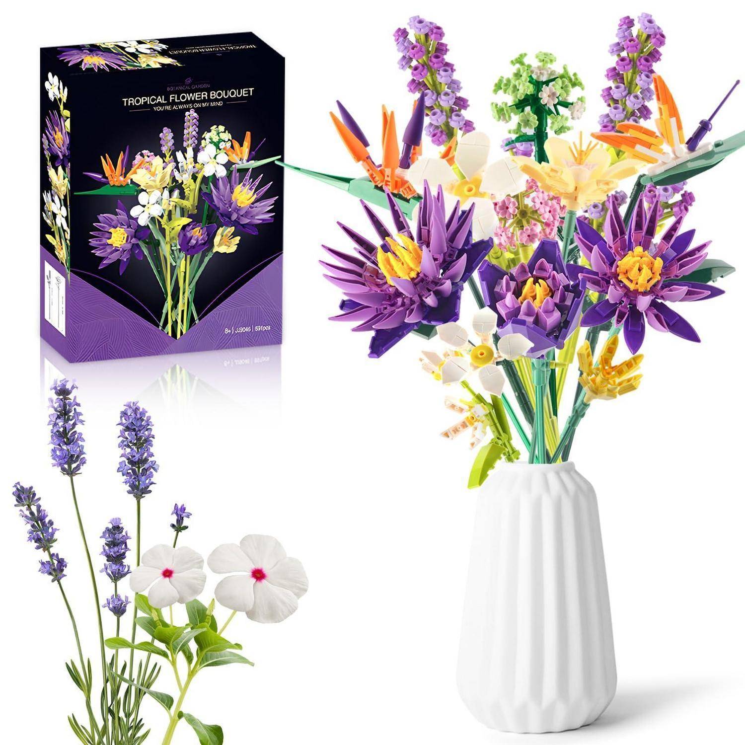 Verpackte LEGO-ähnliche tropische Blumensträuße zum Anzeigen und zusammengestellter Strauß in einer weißen Vase mit lila, gelben, weißen und grünen Blüten.
