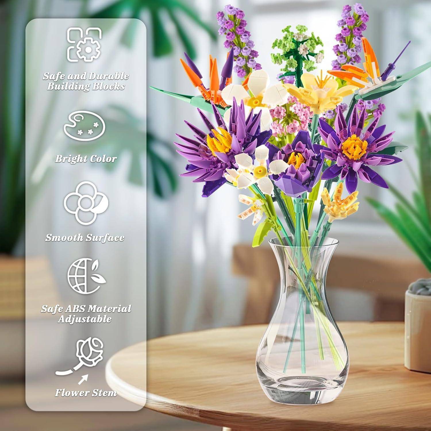 Bunter LEGO-Stil-Blumenstrauß in einer durchsichtigen Vase auf einem Tisch, mit einem Seitenpanel, das Funktionen auflistet: sicher und langlebig, leuchtende Farbe, glatte Oberfläche, sicheres ABS-Material, verstellbarer Blumenstiel.