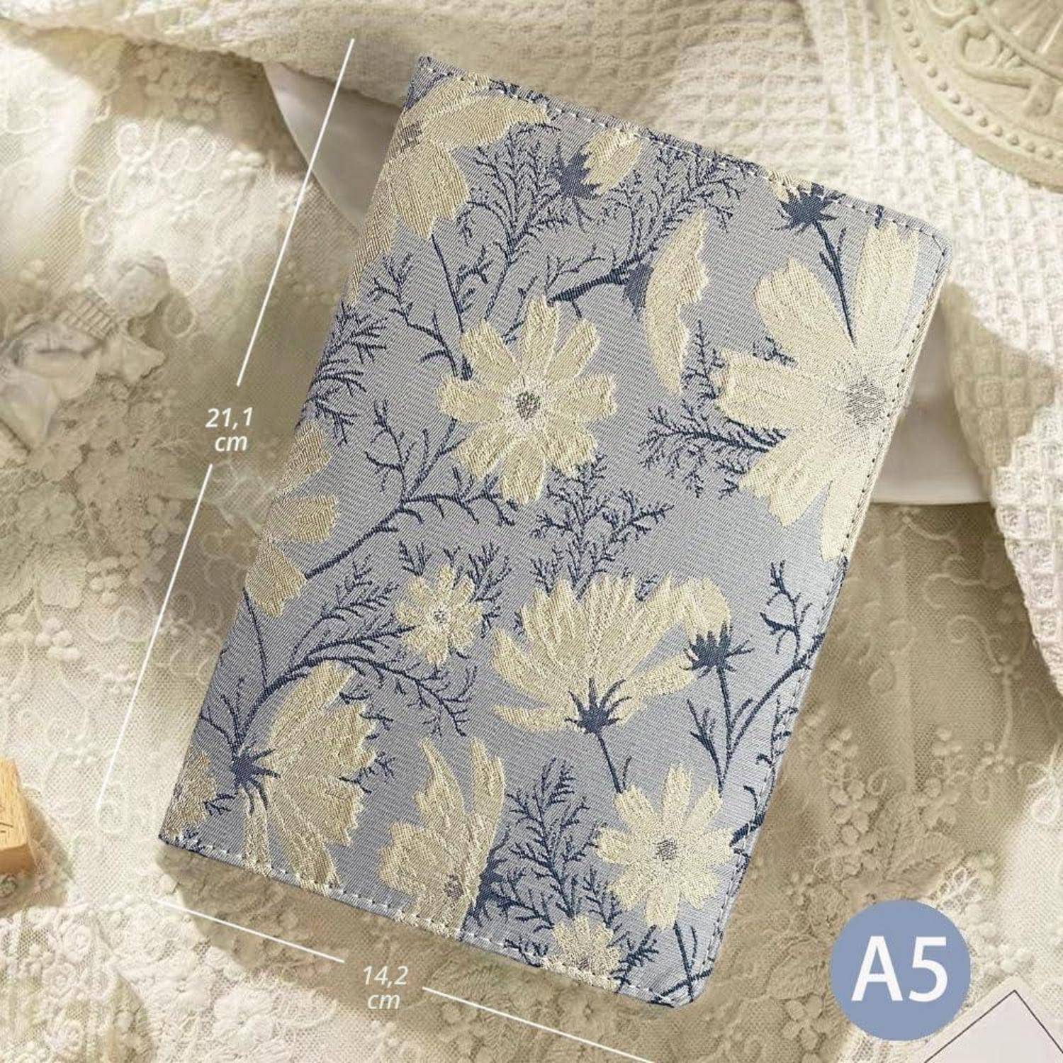 Ein A5-Notizbuch oder Tagebuch mit Blumenmuster in Blau und Creme, dargestellt mit Größenmarkierungen von 21,1 cm x 14,2 cm.